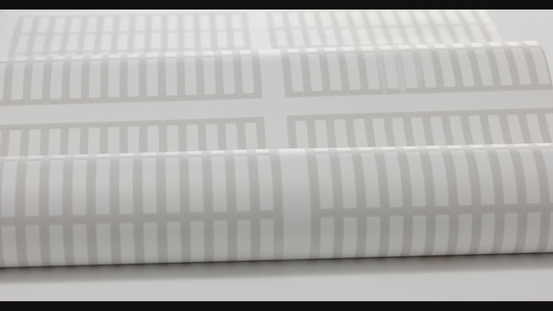 Tapeta s geometrickým vzorom ALVAR AALTO 14/6 biela so šedou