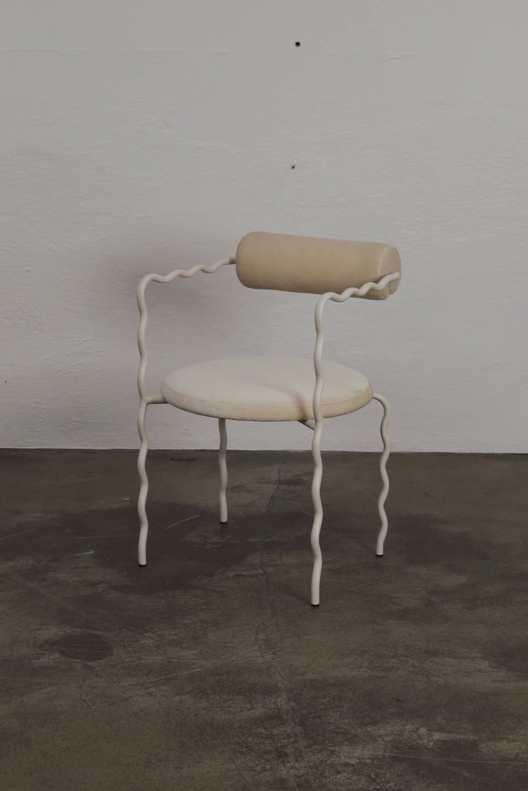 Kreslo s opierkami SAGE VAGUE čalúnené s kovovou základňou