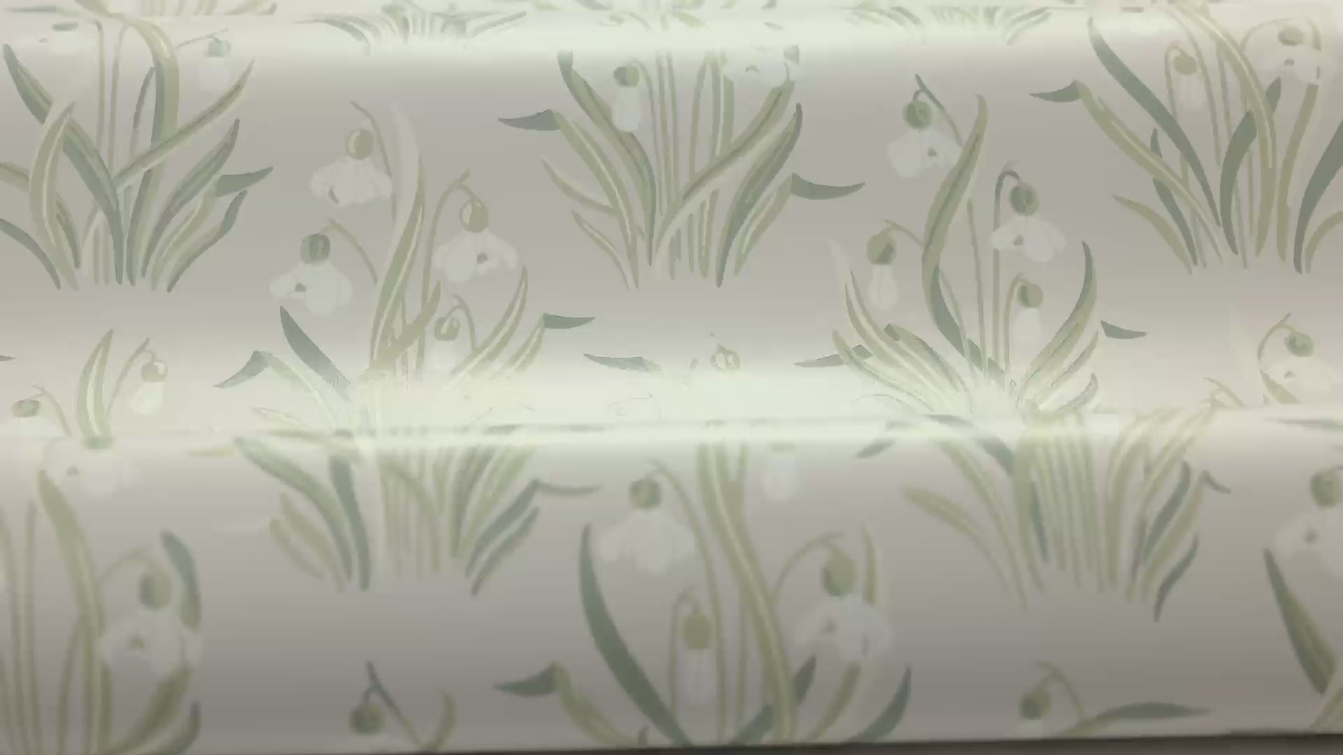 Tapeta s rastlinným motívom kvetov SNODROPPE béžová so zelenou