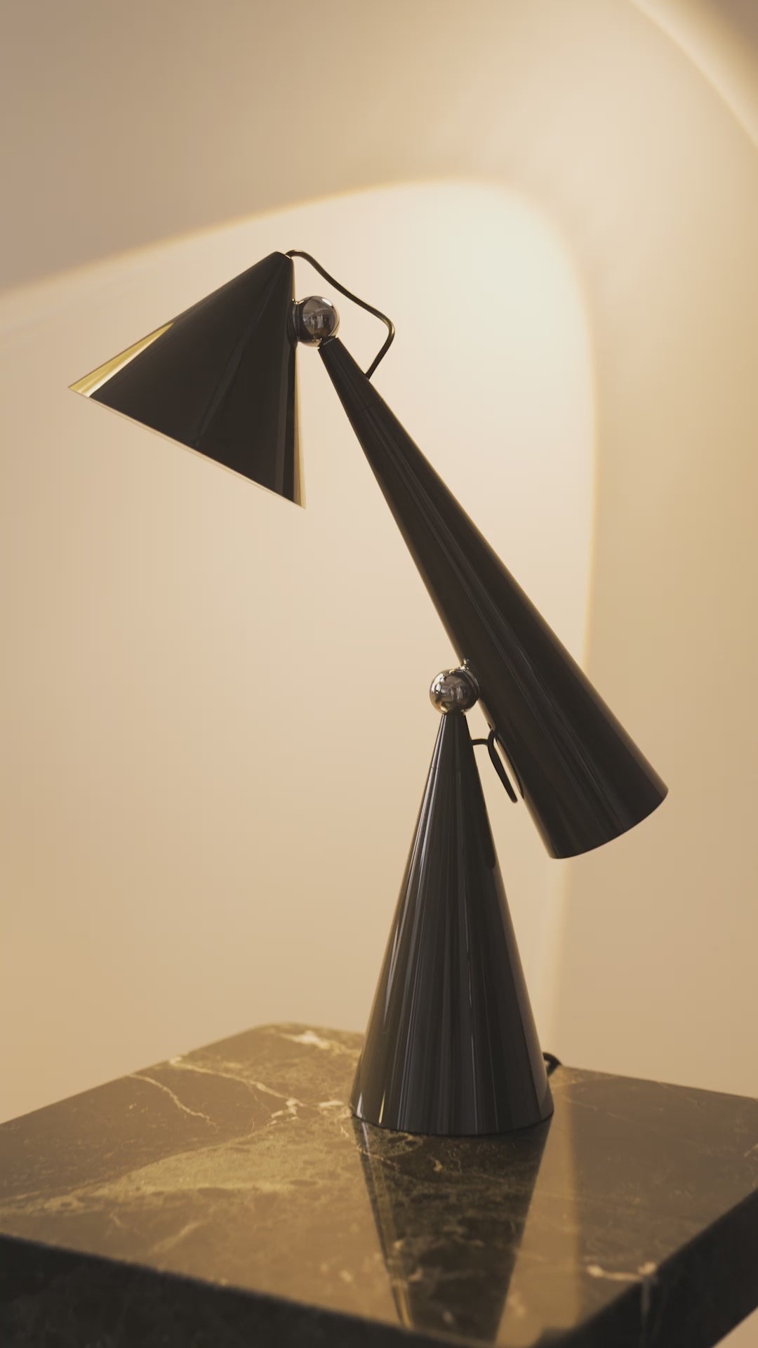 POSE table lamp gray
