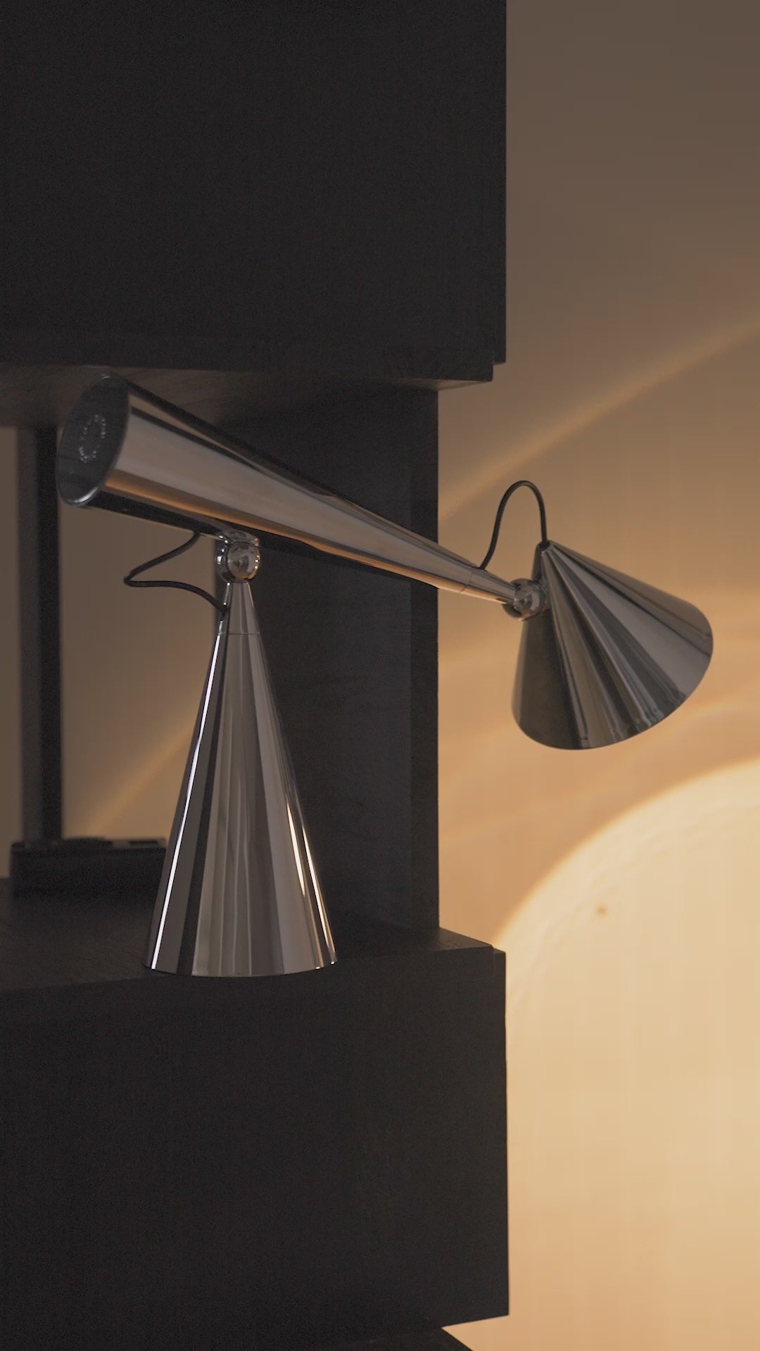 POSE silver table lamp