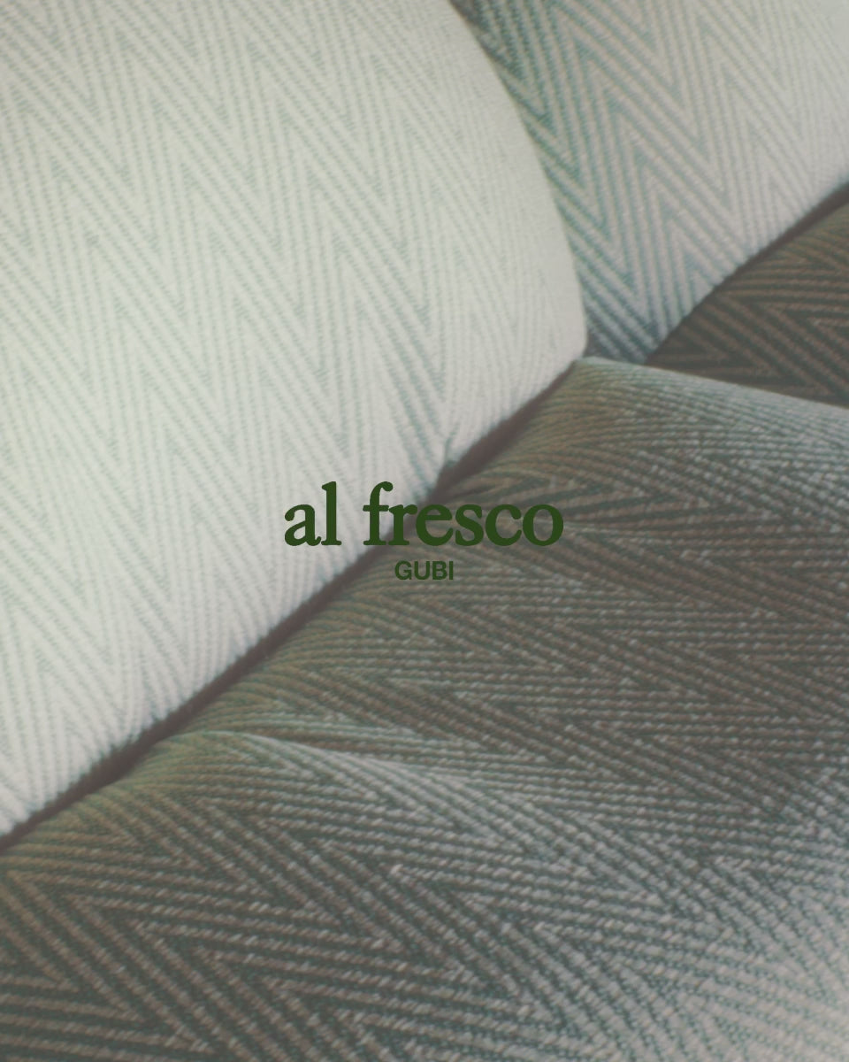 Záhradné kreslo s opierkami PACHA čalúnené so zlatým podstavcom