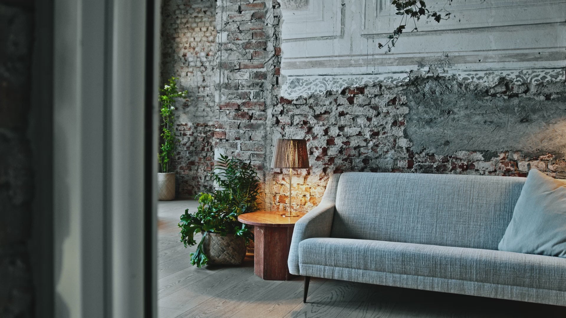 Table lamp 9205 with bamboo shade and golden base