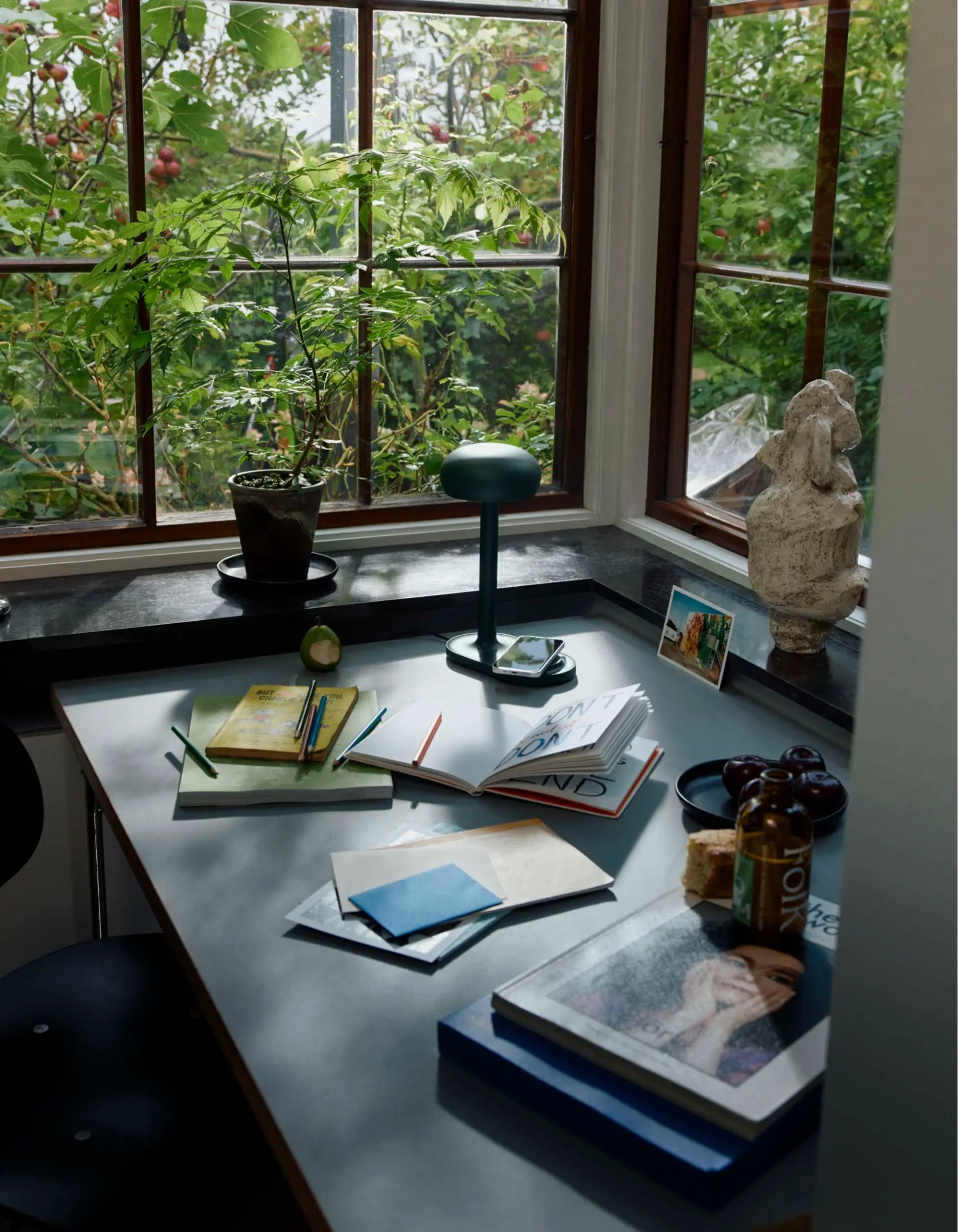 Stolná lampa s bezdrôtovou nabíjačkou EMENDO zelená