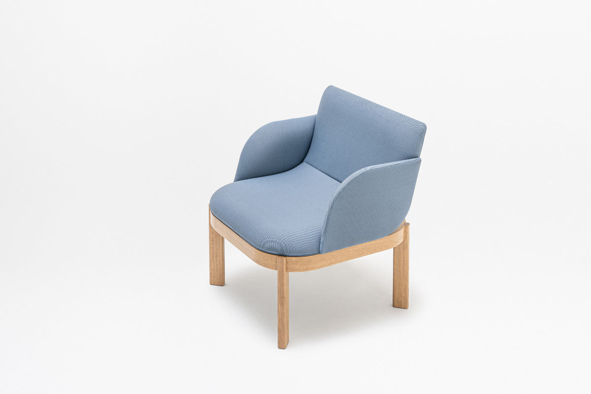 Čalúnené kreslo RAMP s drevenou základňou