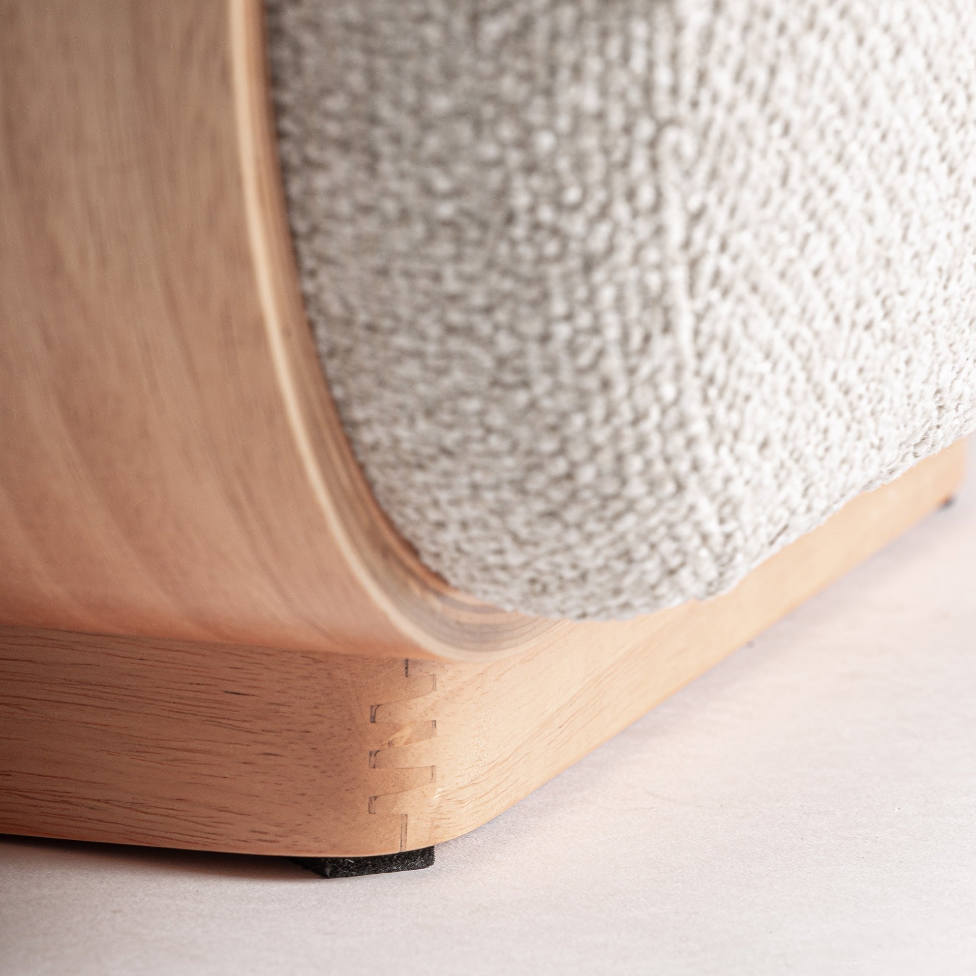 Puf SASI zlomená biela