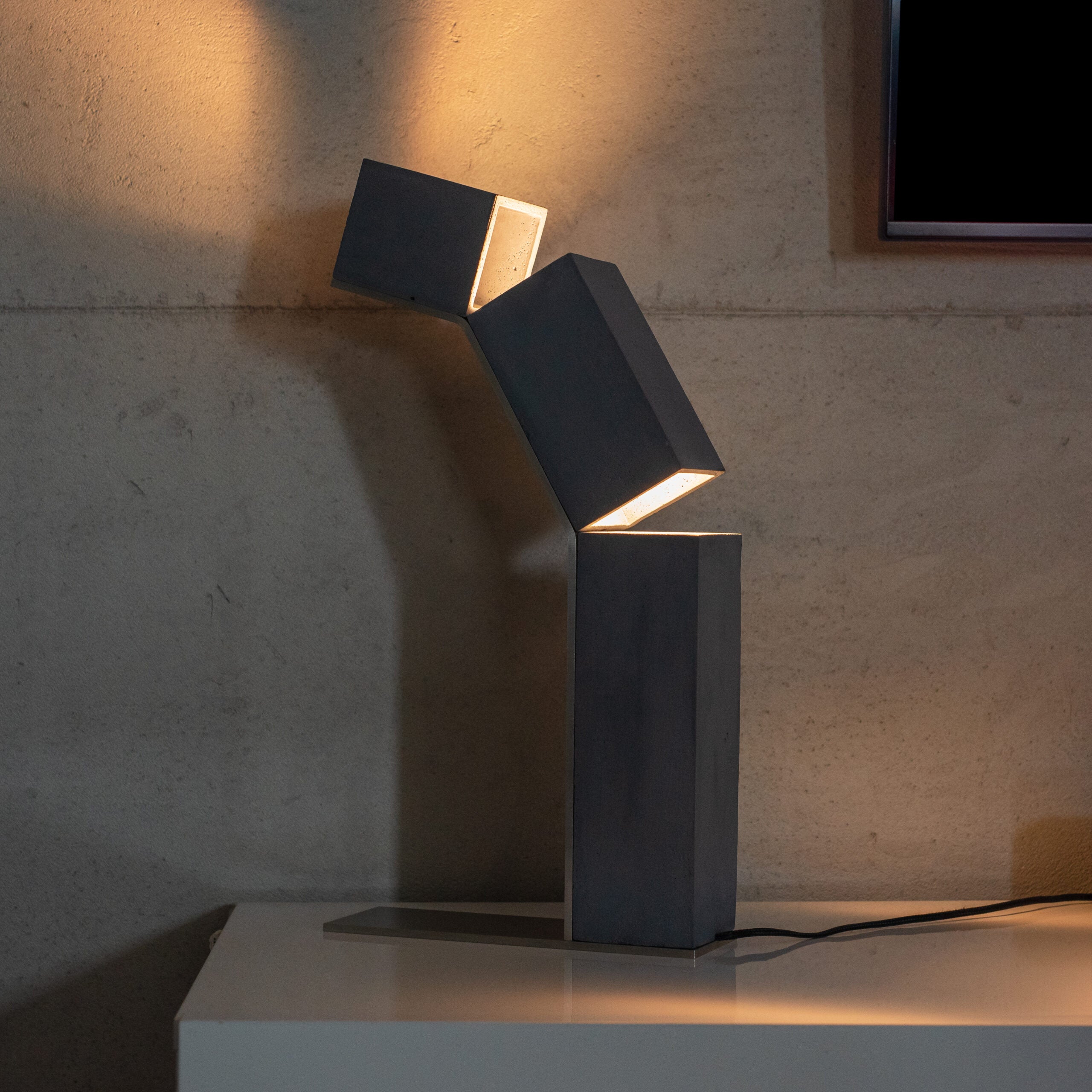 ROBOT concrete table lamp