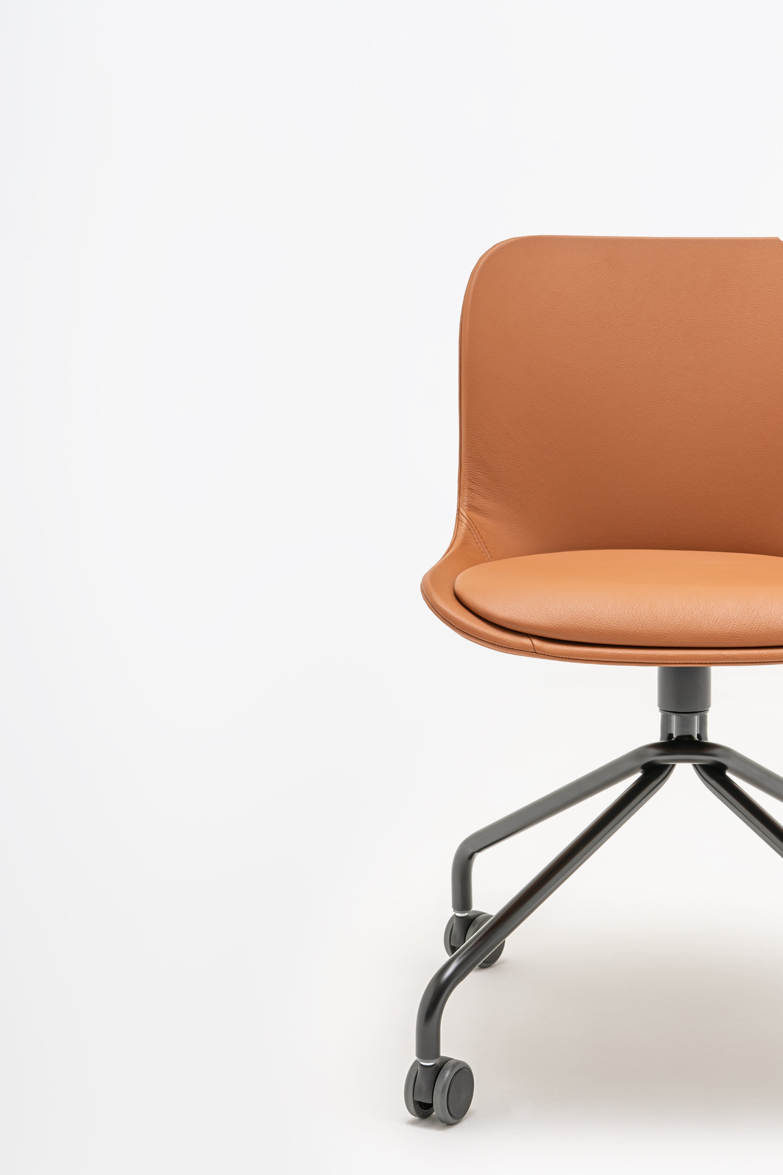 Otáčacie kreslo BALTIC 2 CLASSIC s kovovou základňou a kolieskami na mäkké povrchy