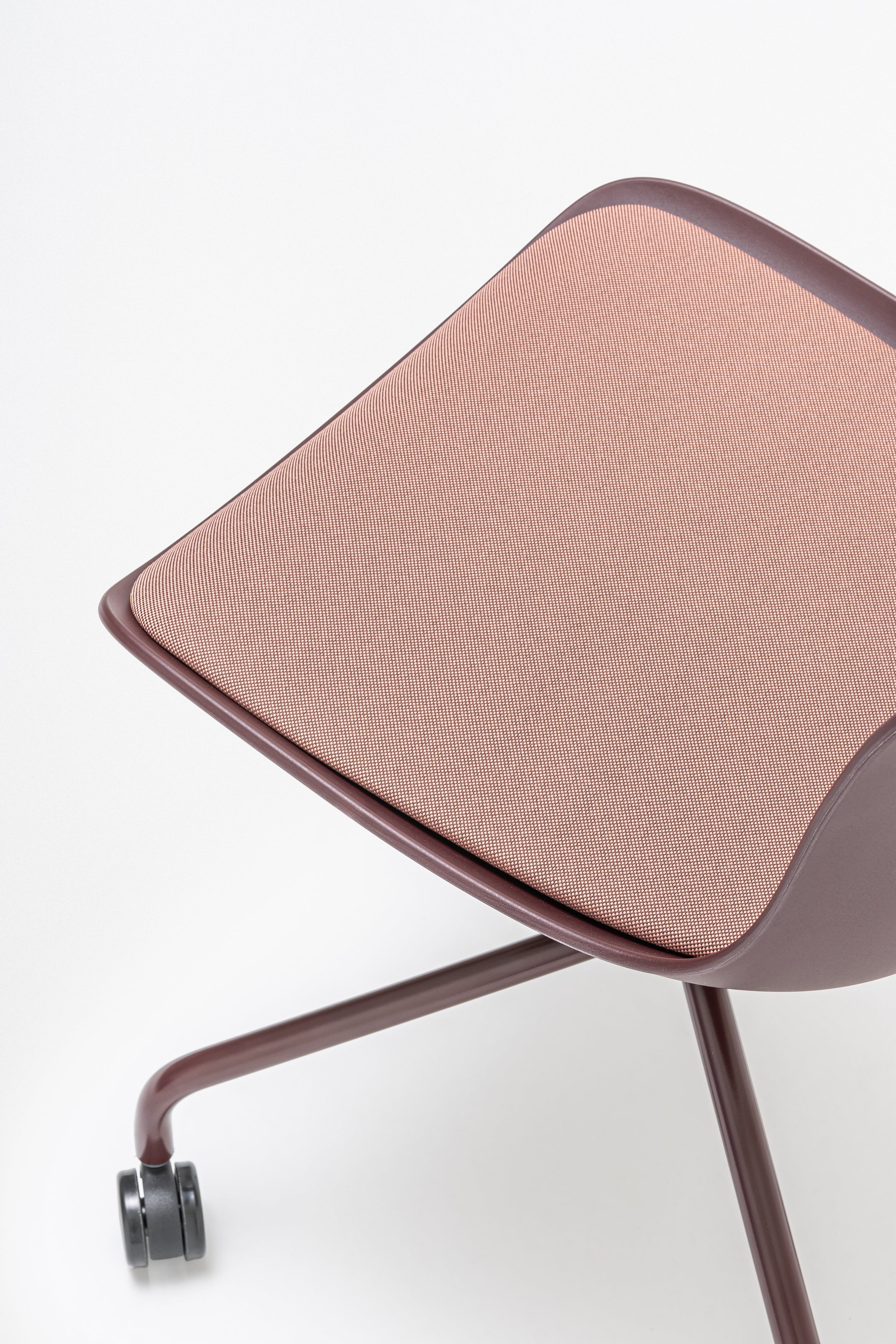 Otočné kreslo BALTIC 2 REMIX s hliníkovou základňou a kolieskami na tvrdé povrchy