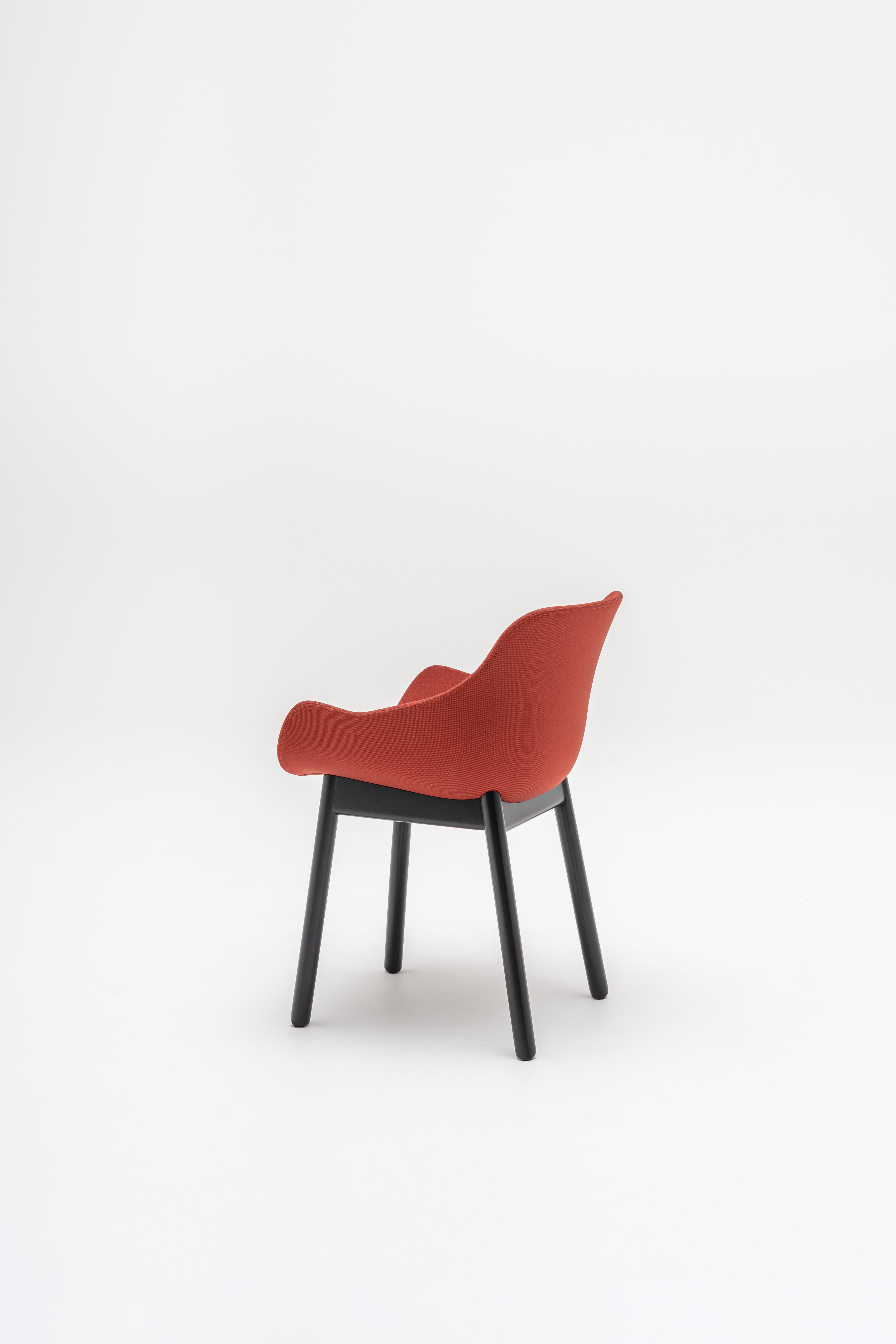 Čalúnená stolička BALTIC CLASSIC s drevenou základňou