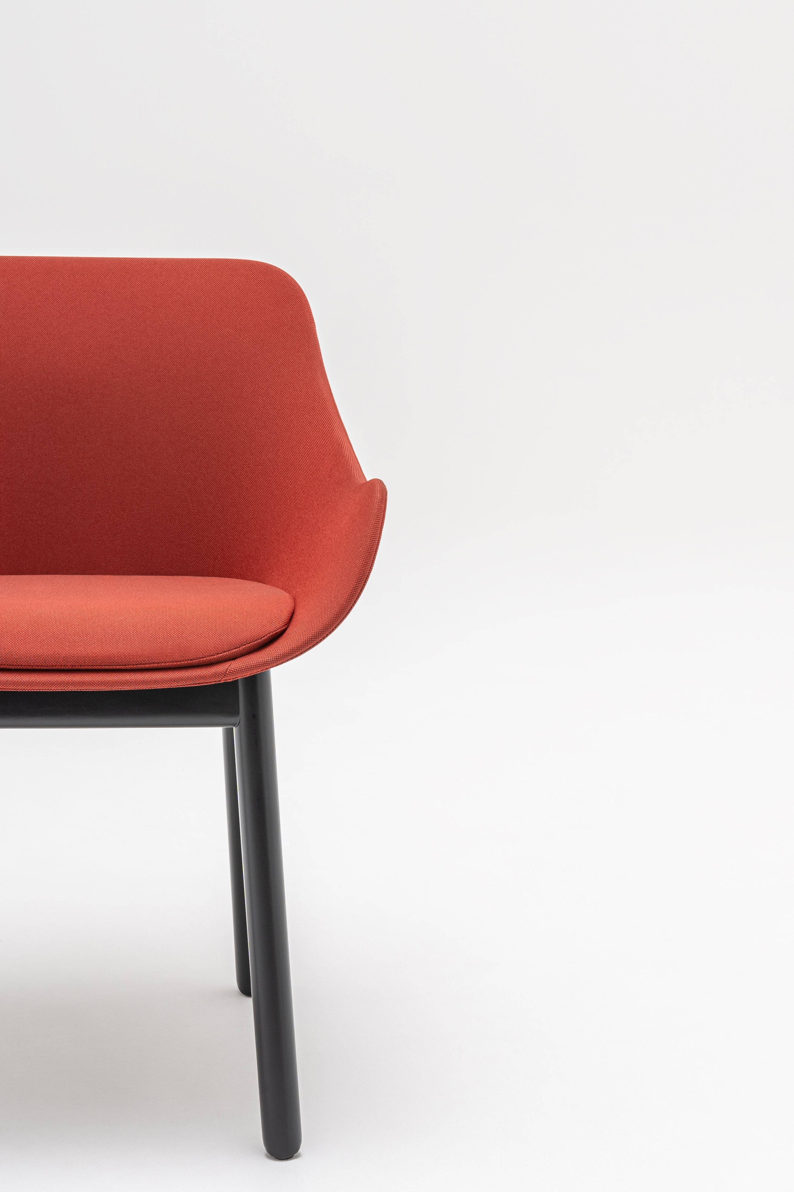 Čalúnená stolička BALTIC CLASSIC s drevenou základňou