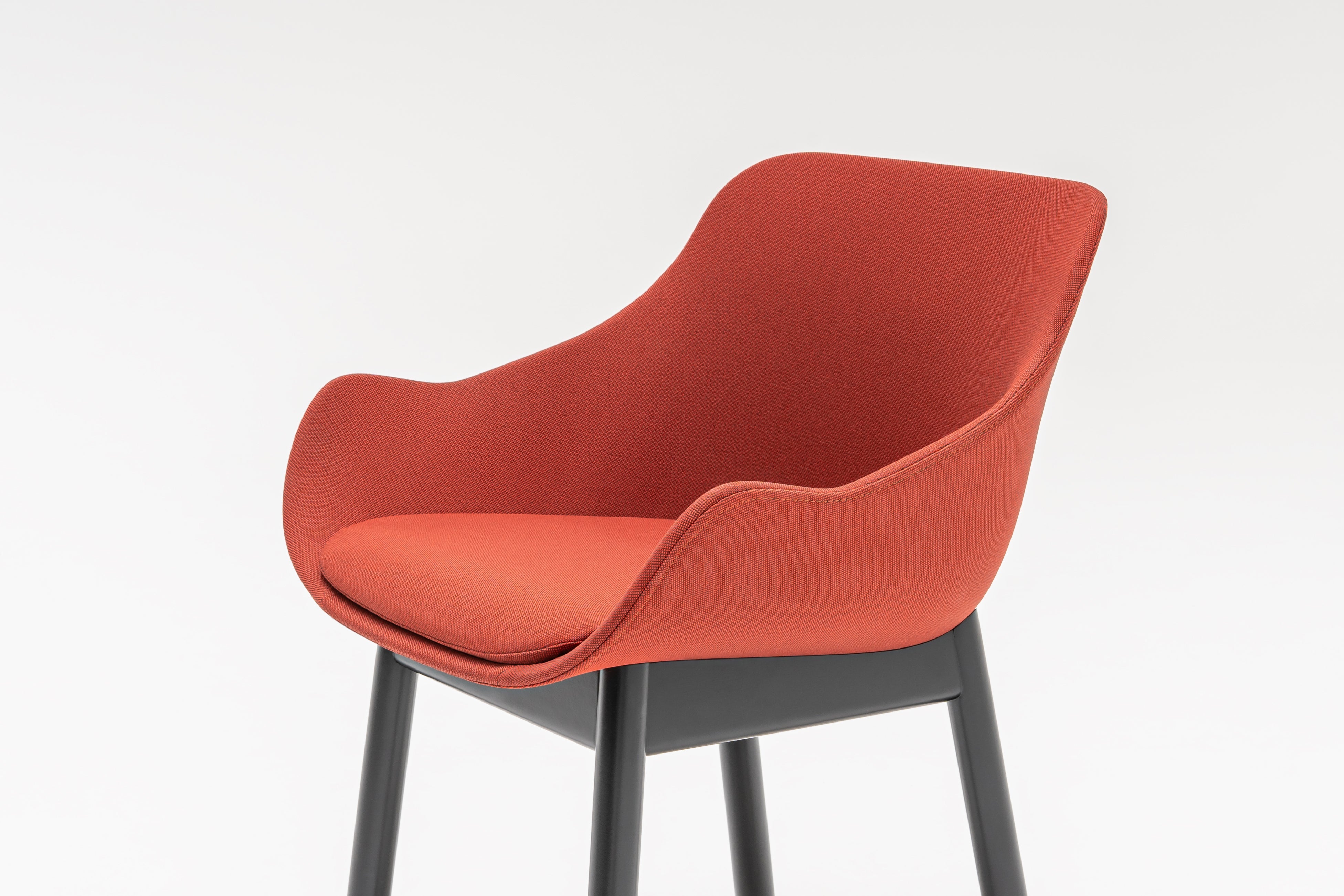 Čalúnená stolička BALTIC CLASSIC s drevenou základňou