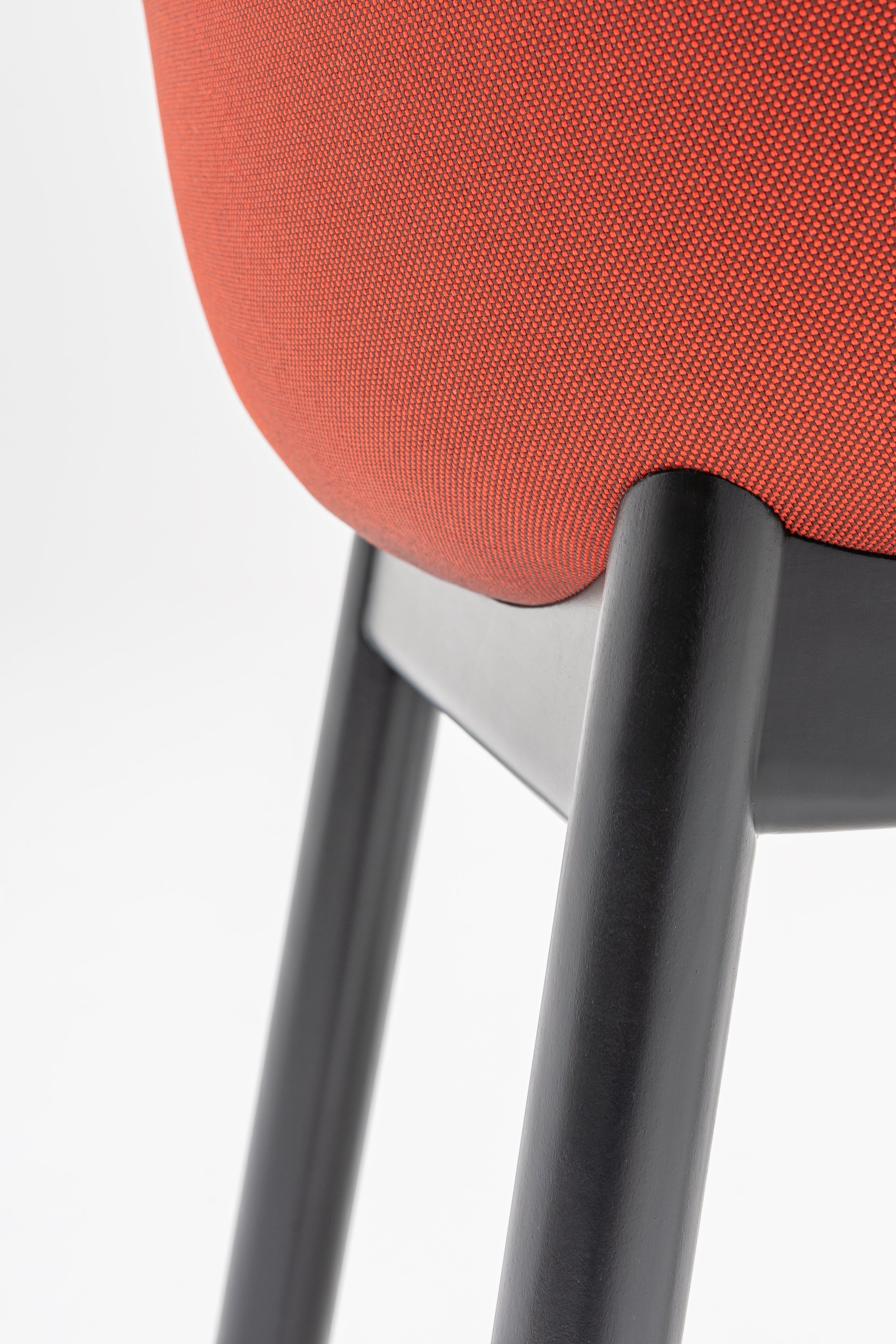 Čalúnená stolička BALTIC CLASSIC s drevenou základňou