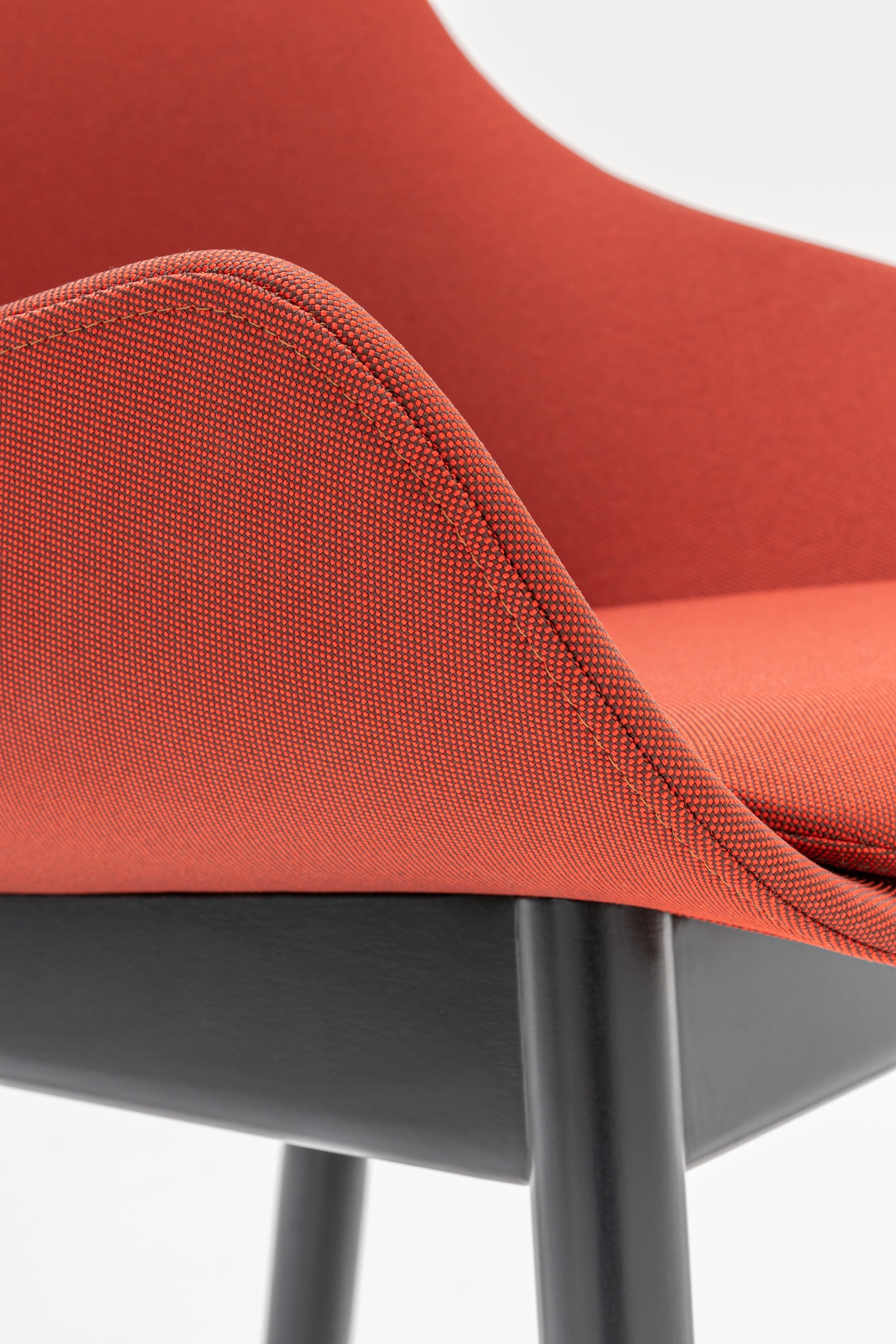 Čalúnená stolička BALTIC CLASSIC s drevenou základňou