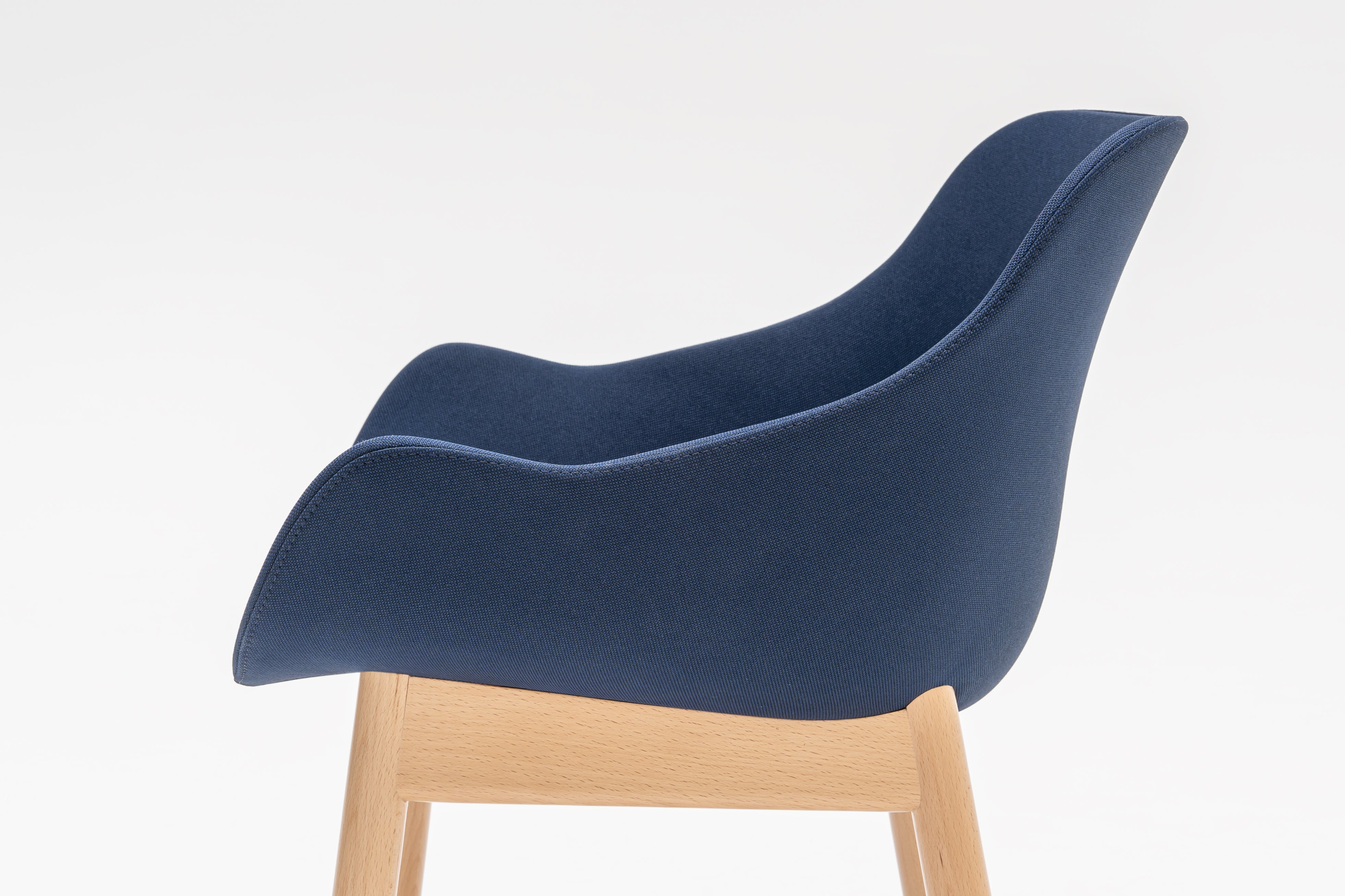 Čalúnená stolička BALTIC CLASSIC s drevenou základňou