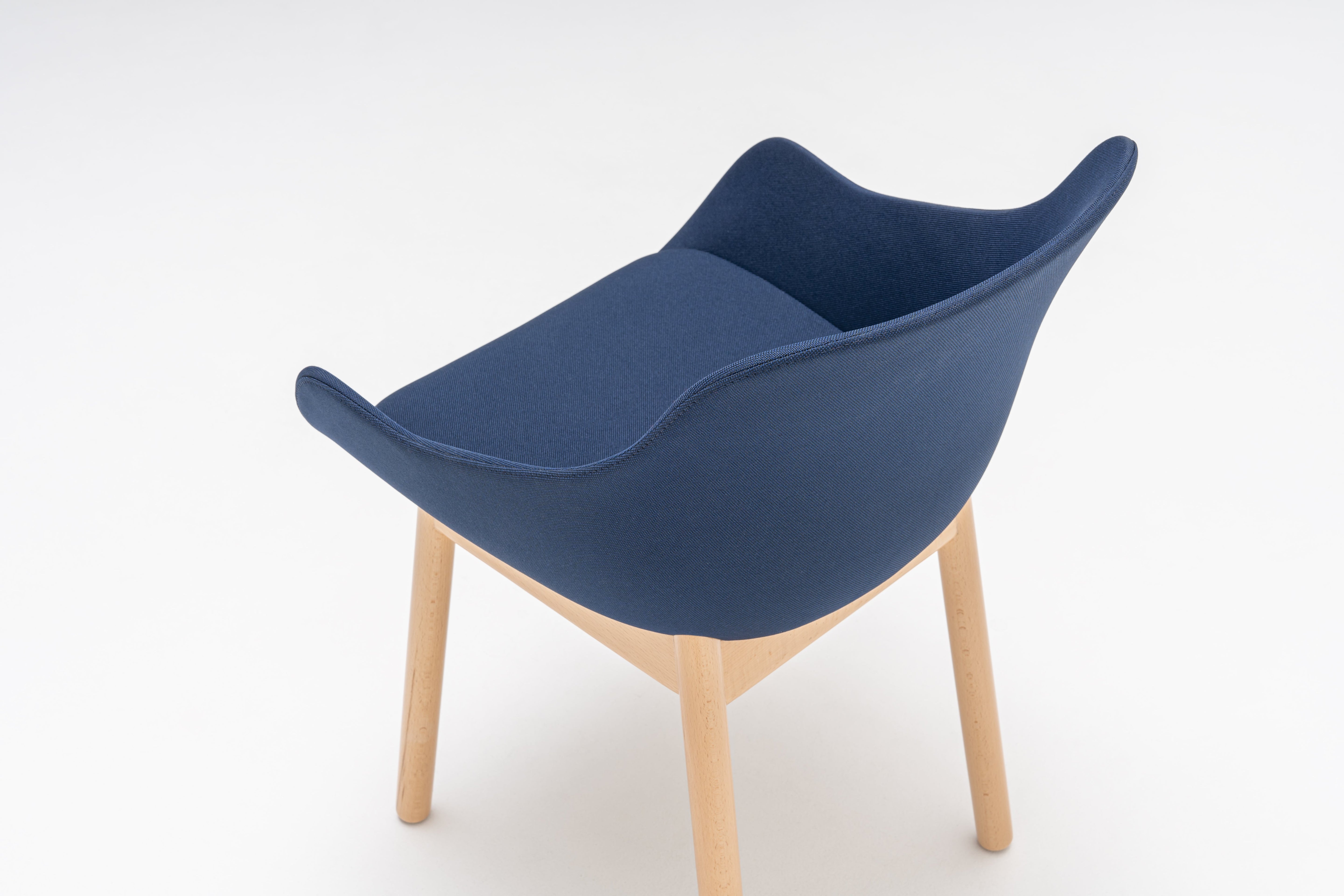 Čalúnená stolička BALTIC CLASSIC s drevenou základňou