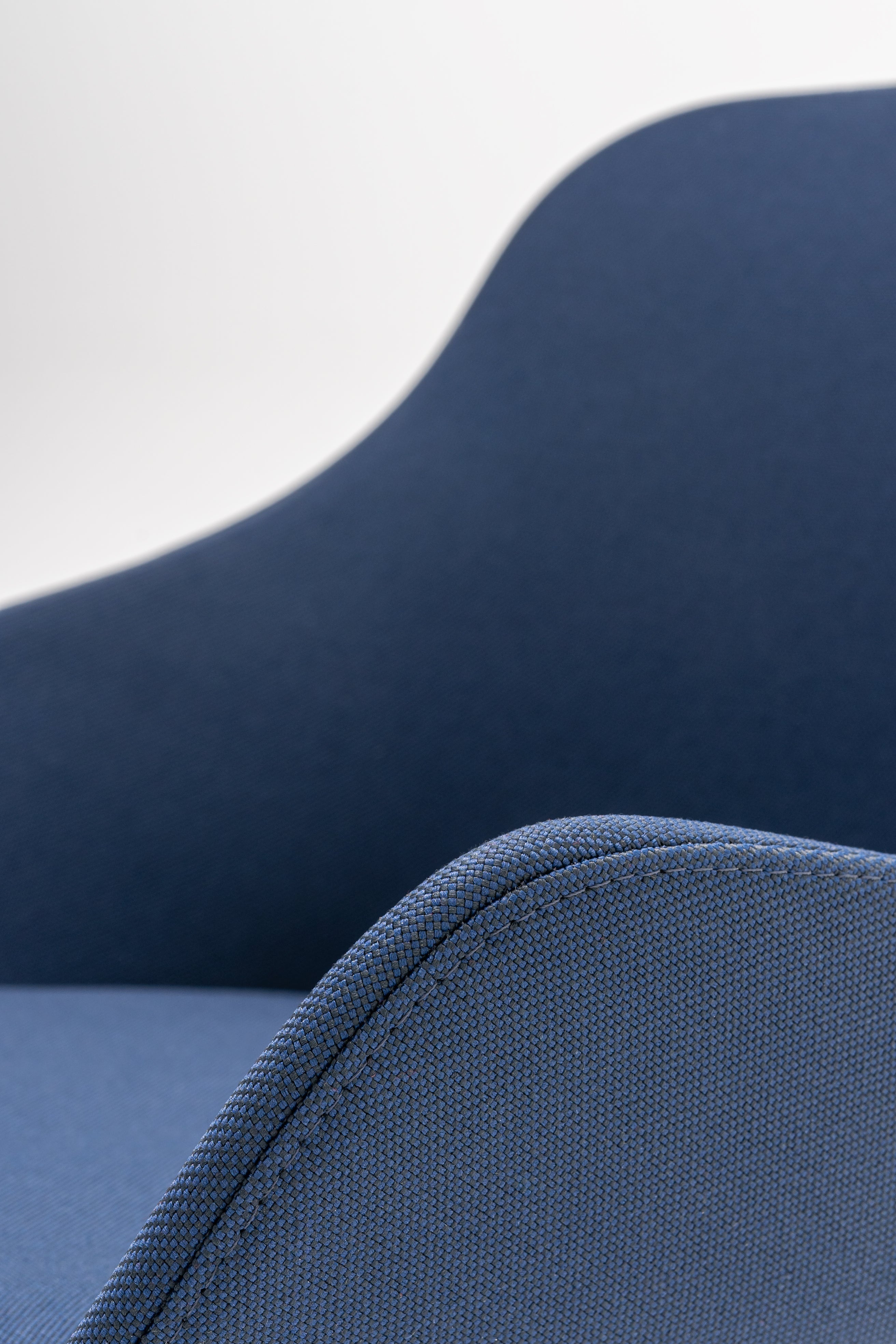 Čalúnená stolička BALTIC CLASSIC s drevenou základňou