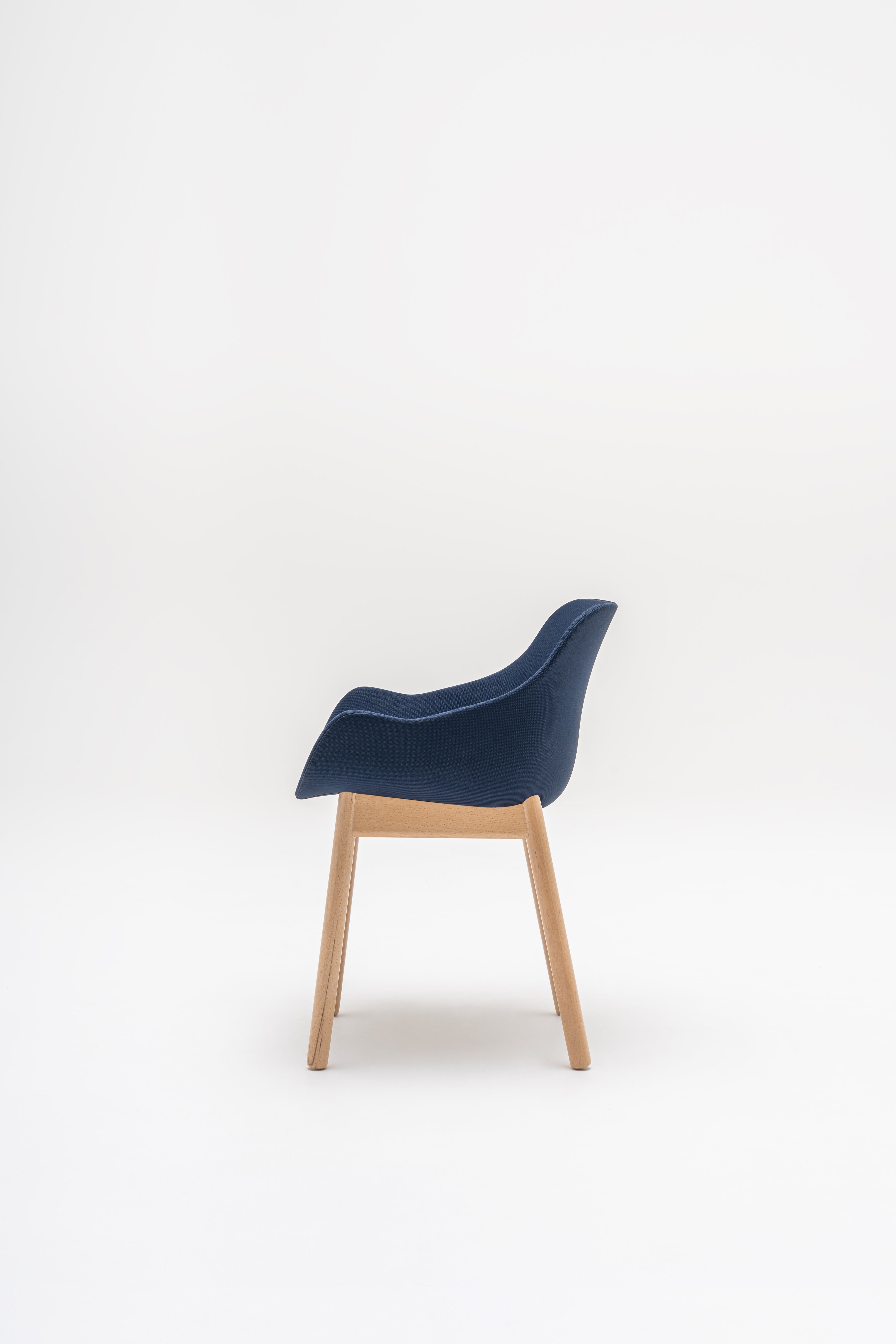 Čalúnená stolička BALTIC CLASSIC s drevenou základňou