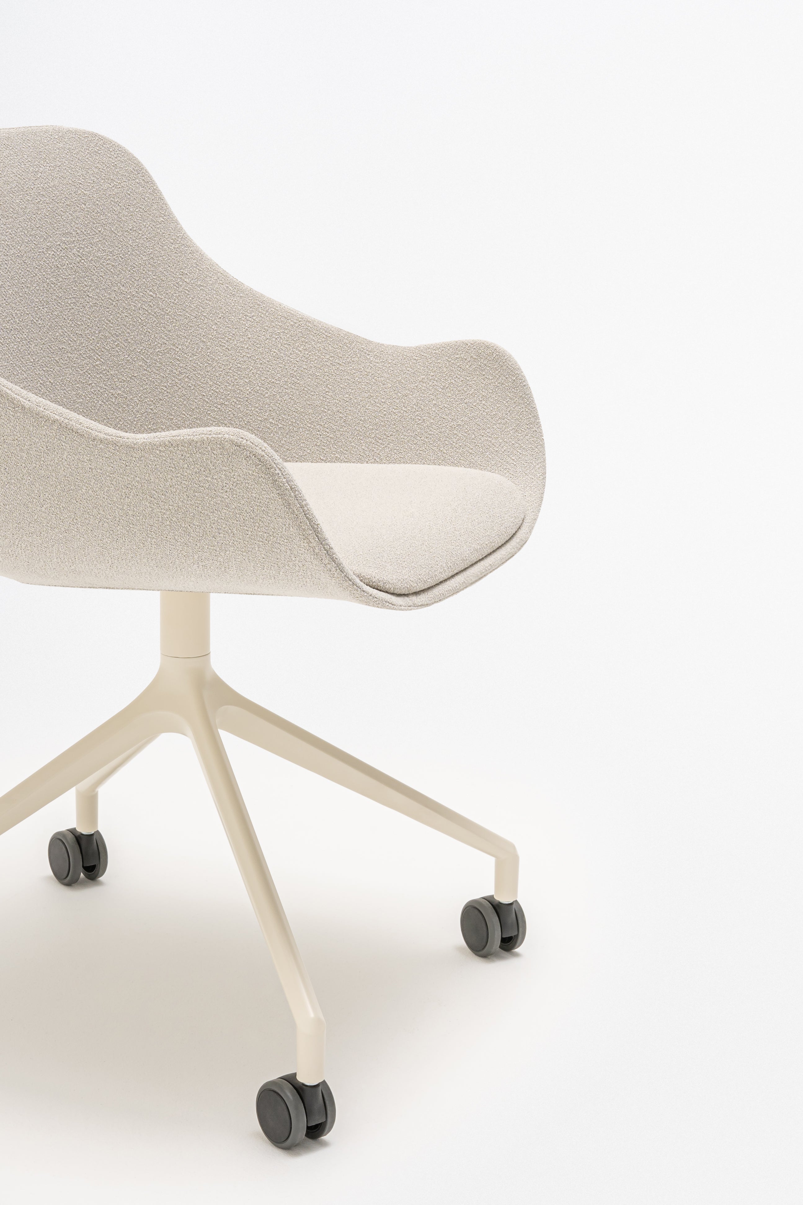 Otočná stolička BALTIC CLASSIC s hliníkovou základňou a kolieskami na tvrdé povrchy