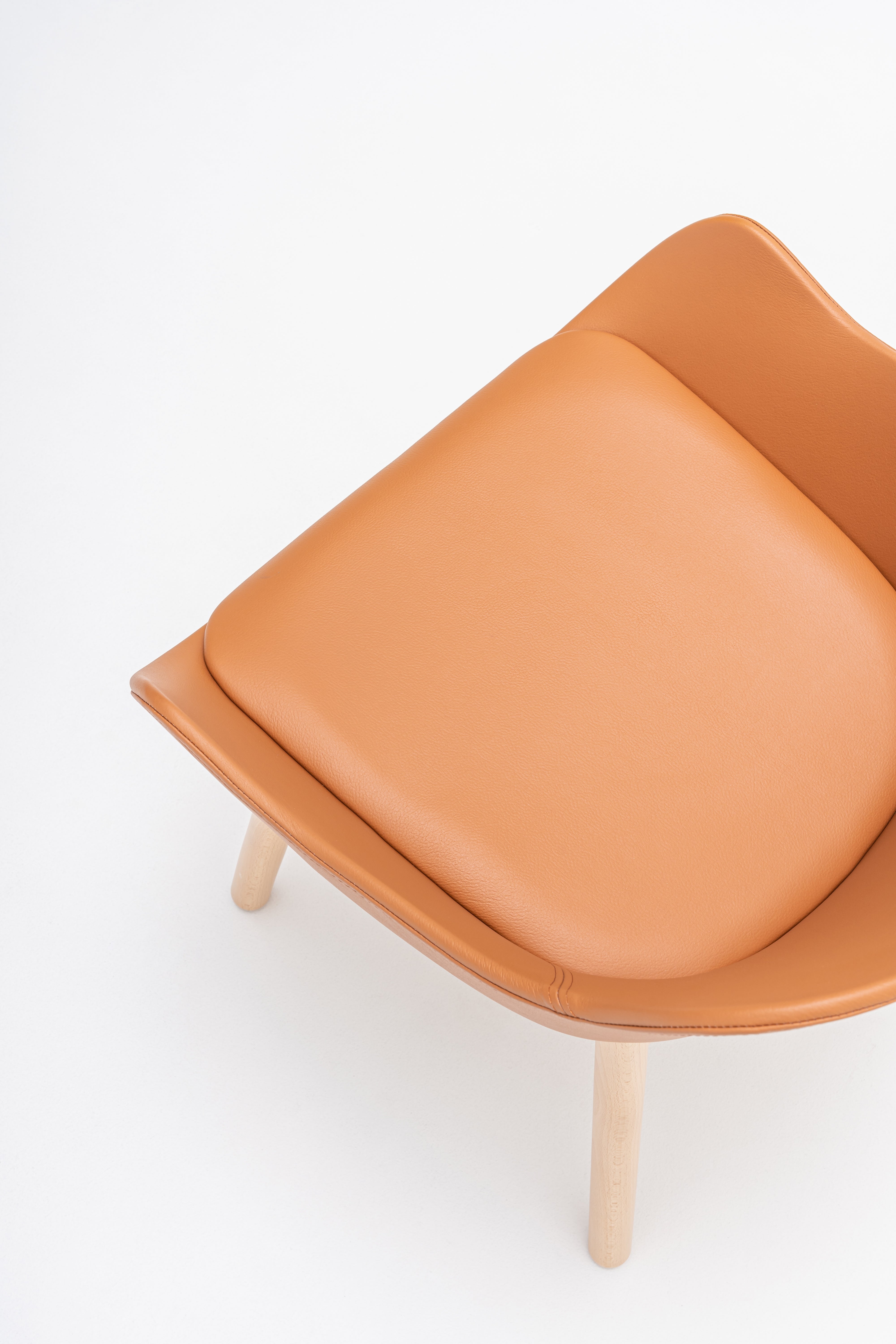 Čalúnená stolička BALTIC CLASSIC s drevenou základňou