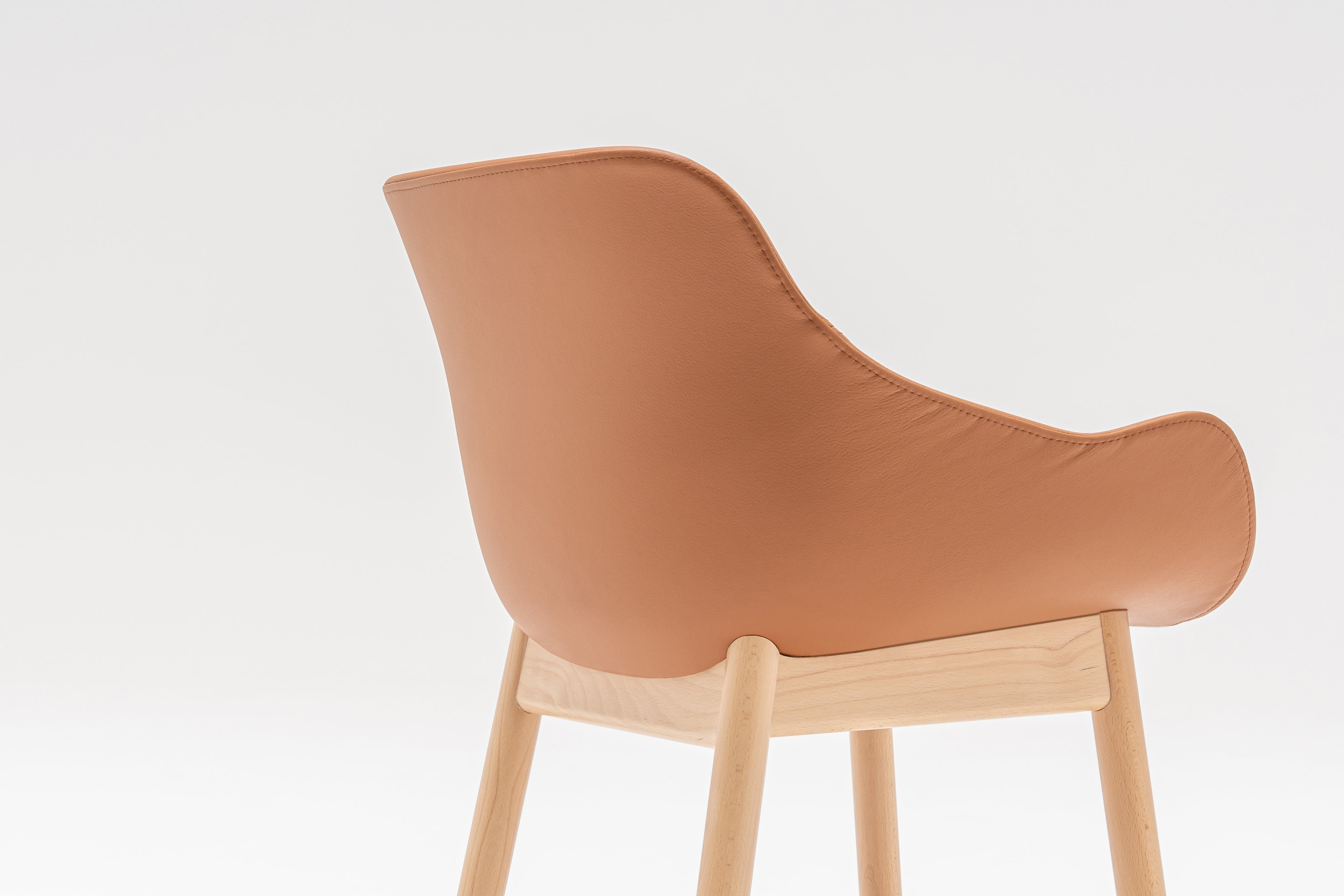 Čalúnená stolička BALTIC CLASSIC s drevenou základňou