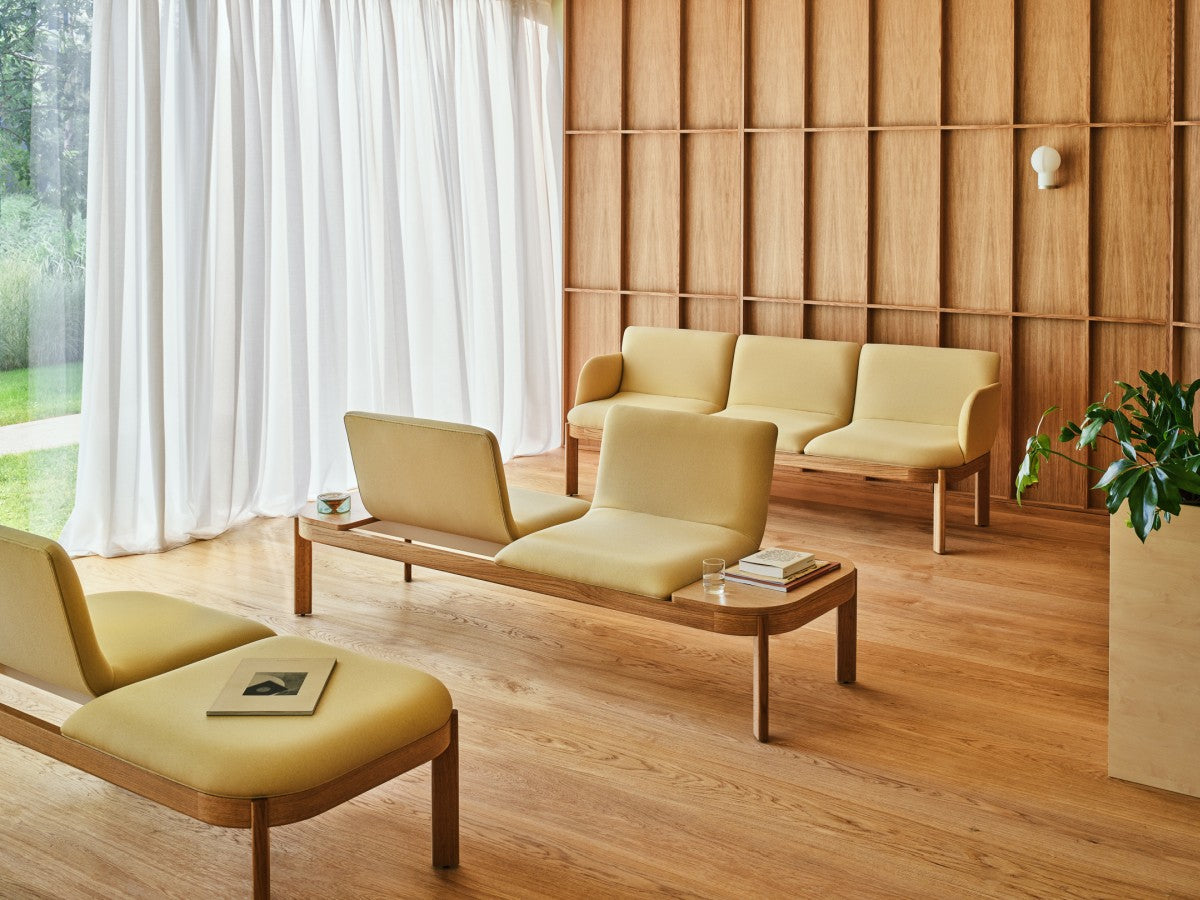 Čalúnená lavička s opierkou RAMP, drevená základňa