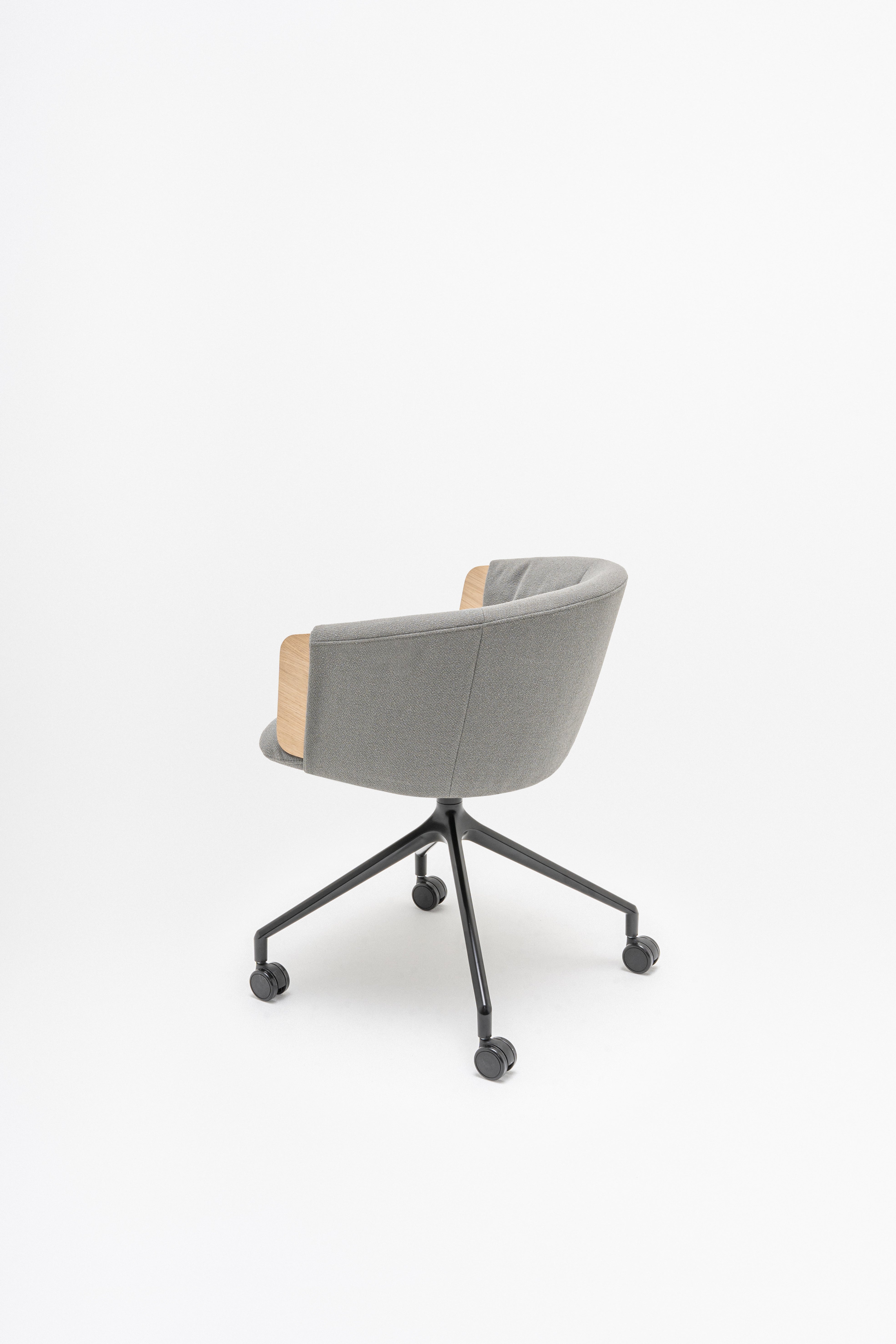 Otočné kreslo COLLAR s kovovou základňou a kolieskami na mäkké povrchy