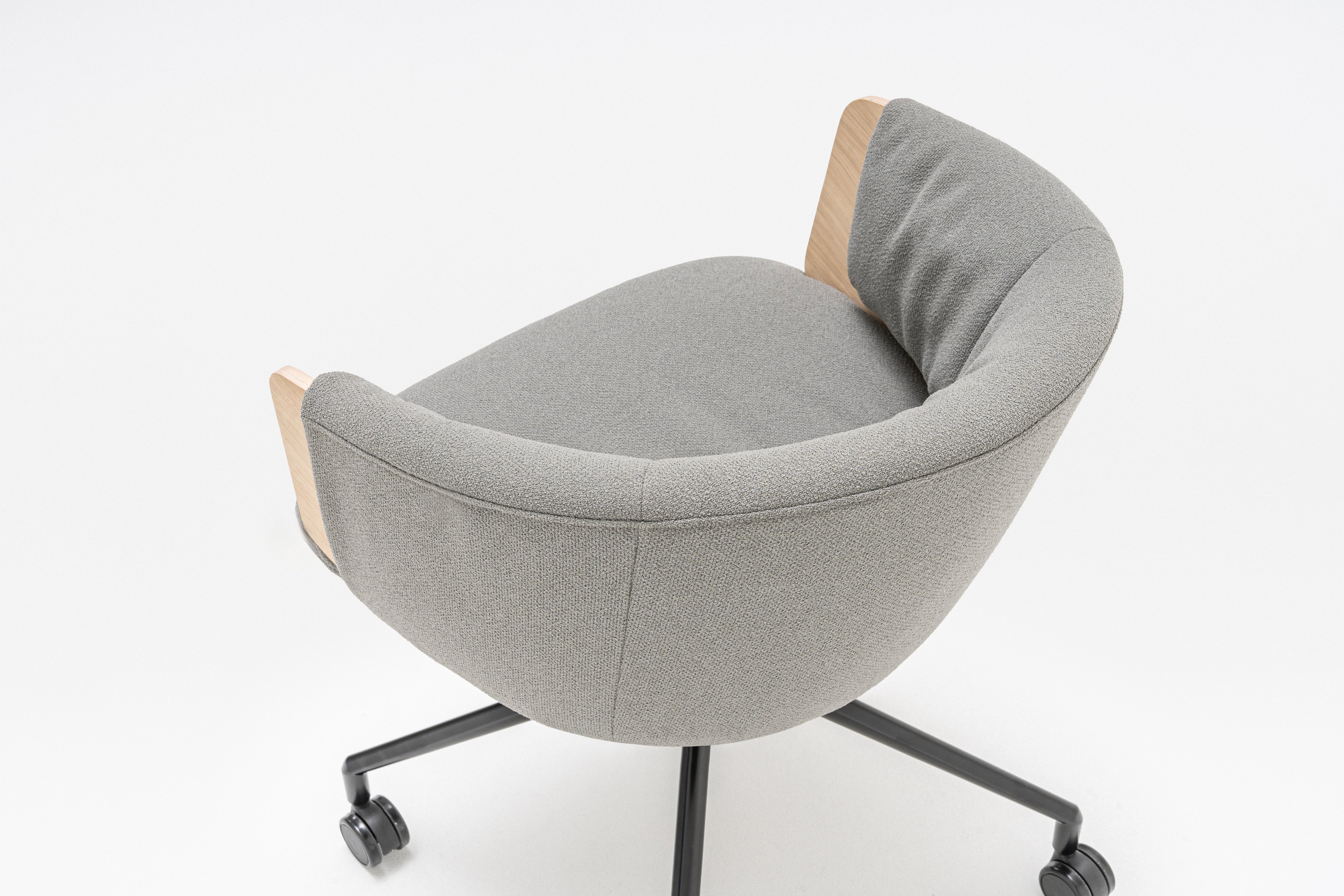 Otočné kreslo COLLAR s kovovou základňou a kolieskami na mäkké povrchy