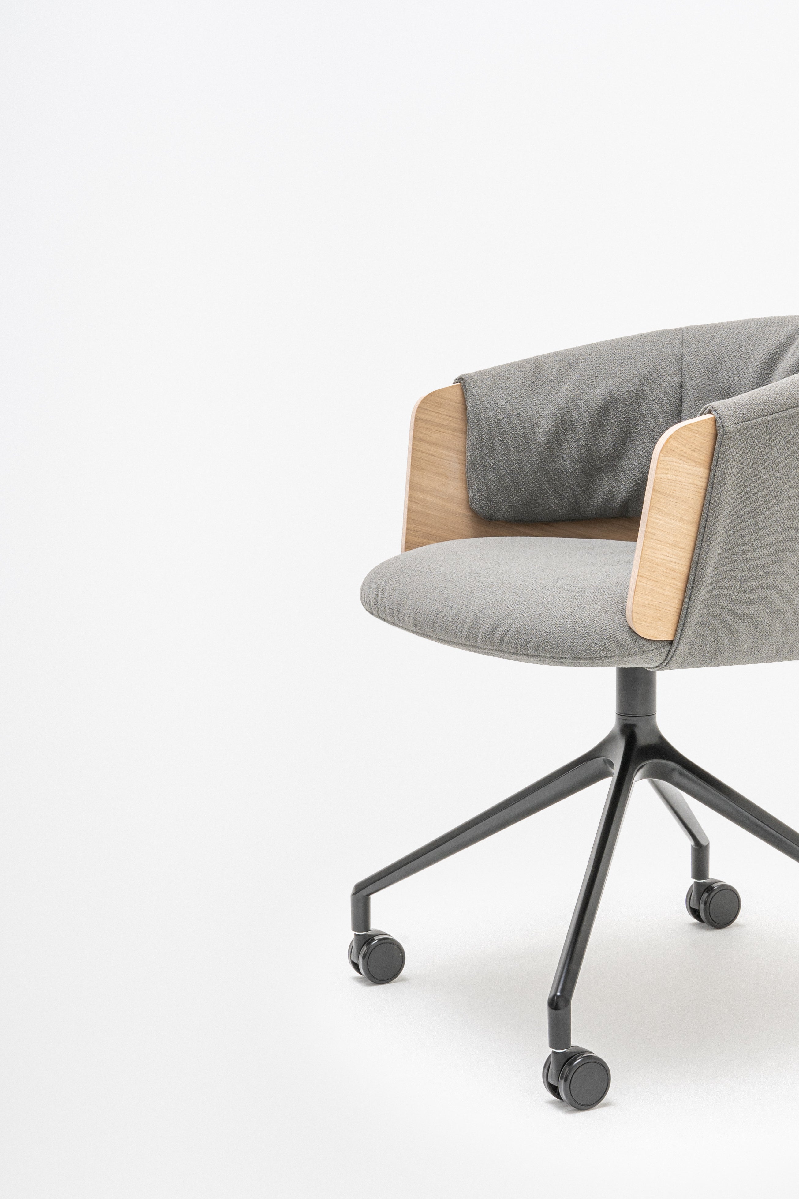 Otočné kreslo COLLAR s kovovou základňou a kolieskami na mäkké povrchy