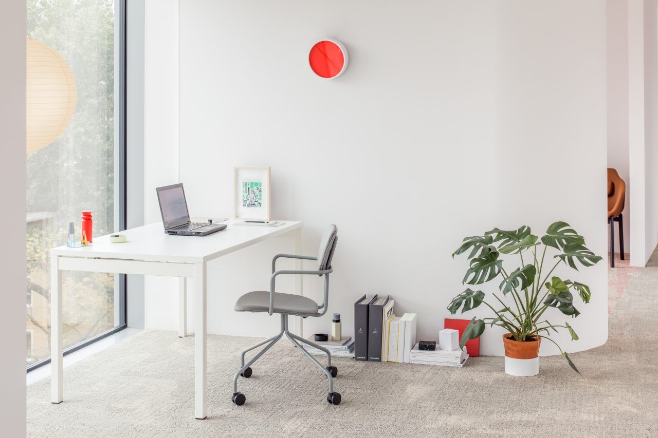 Krzesło tapicerowane z podłokietnikami NEW SCHOOL - kolor do wyboru [Milena] MDD    Eye on Design