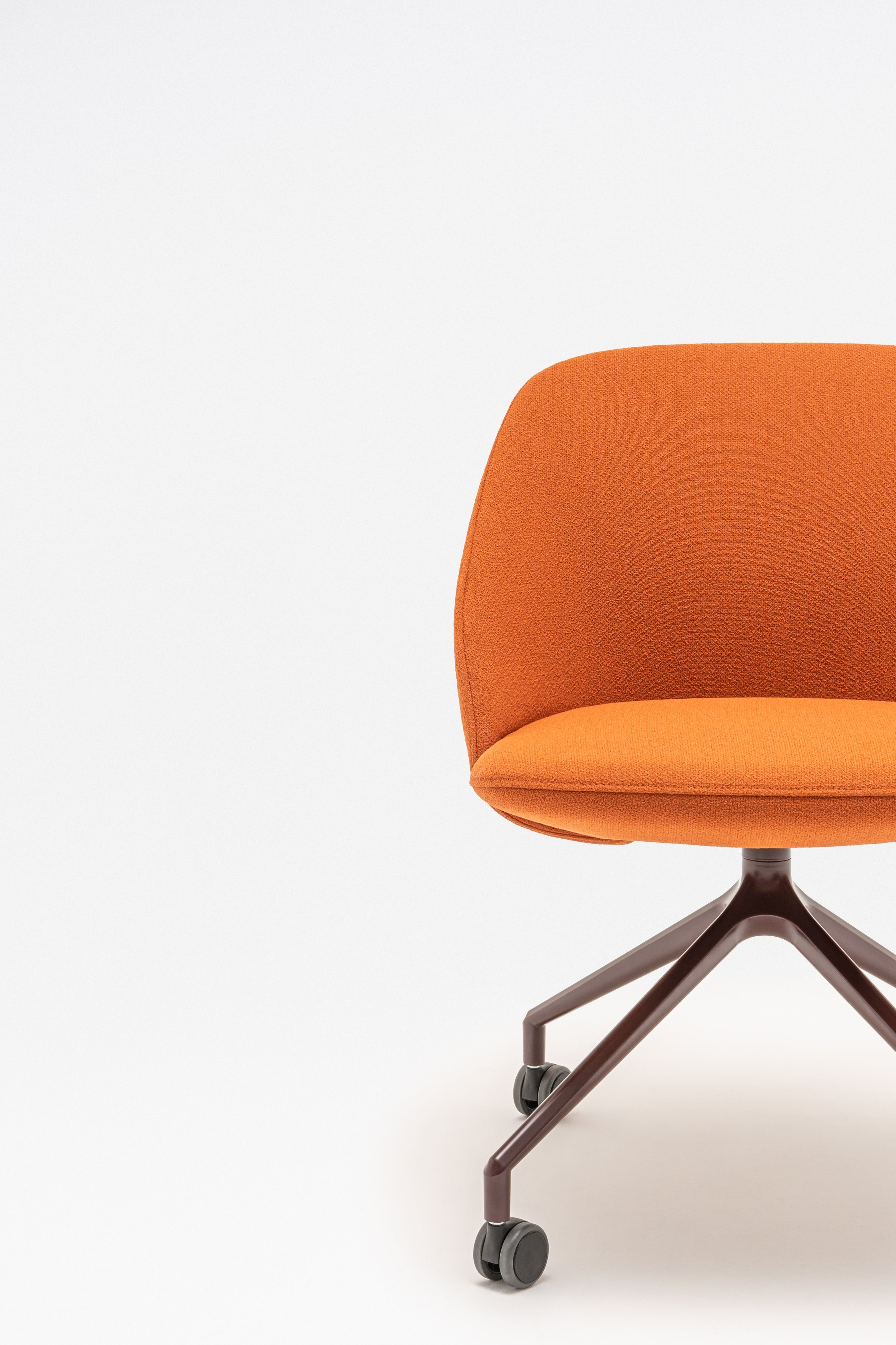 Otočný kreslo s nízkym operadlom PARALEL, kovová základňa s kolieskami na mäkký povrch