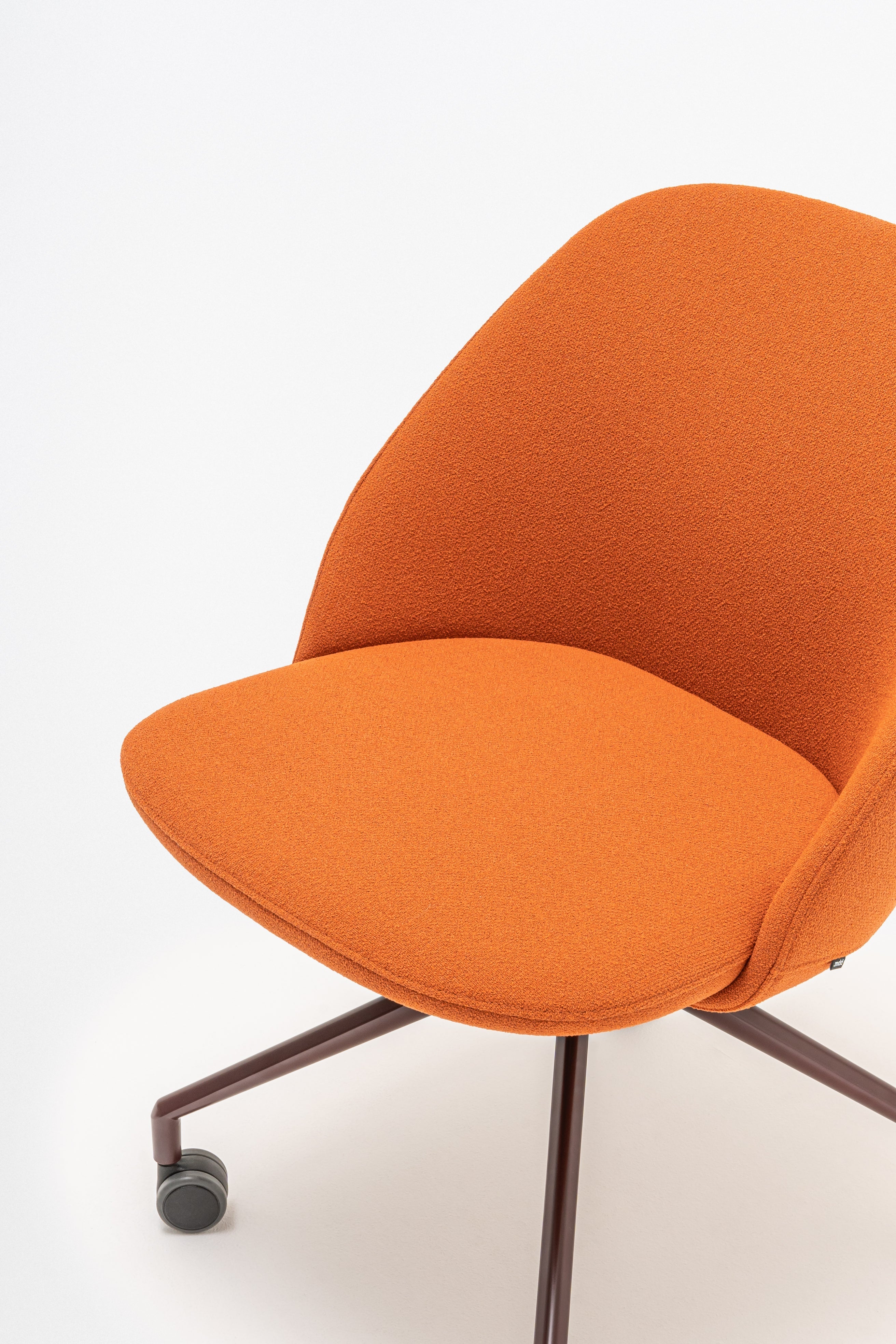 Otočný kreslo s nízkym operadlom PARALEL, kovová základňa s kolieskami na mäkký povrch