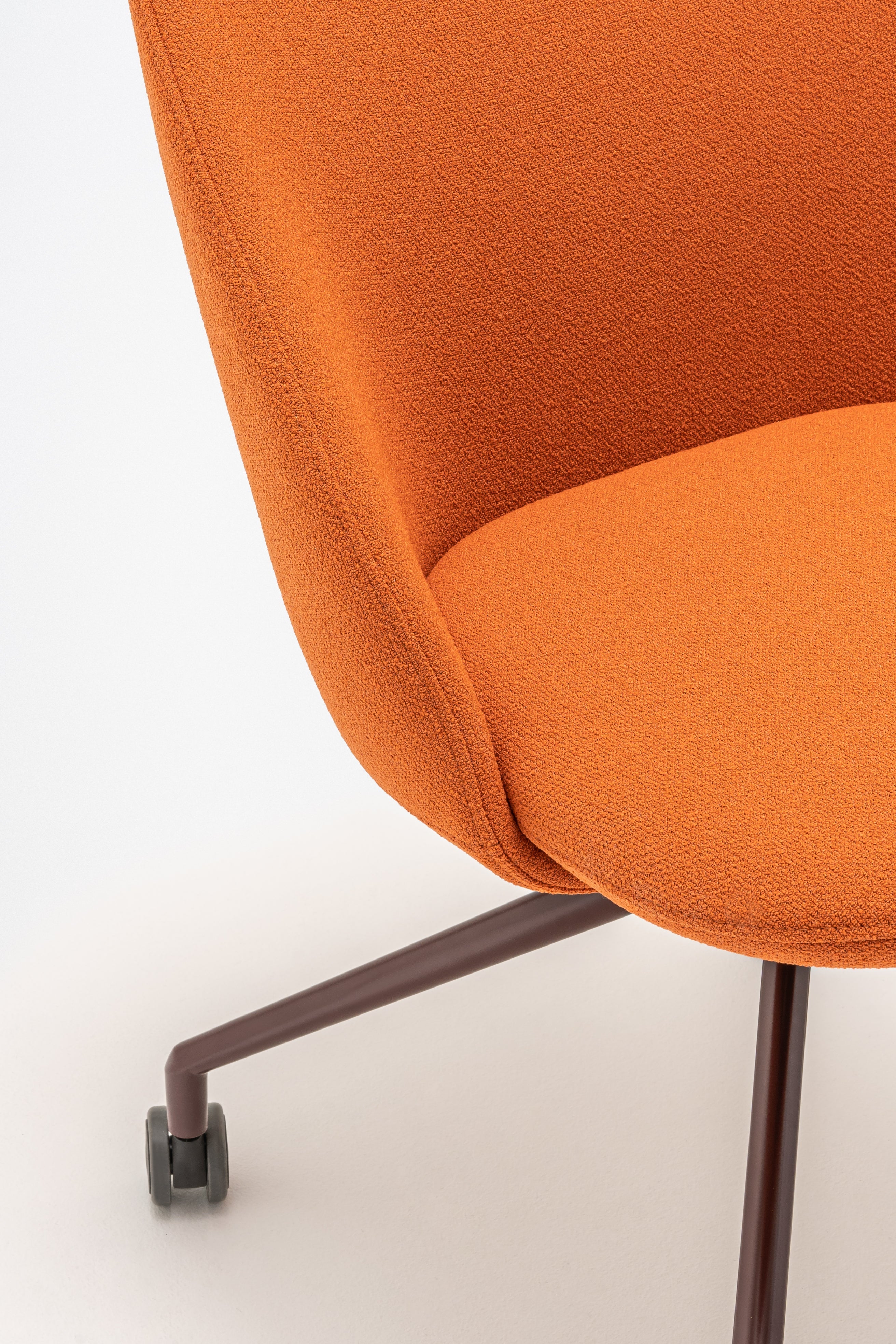 Otočný kreslo s nízkym operadlom PARALEL, kovová základňa s kolieskami na mäkký povrch