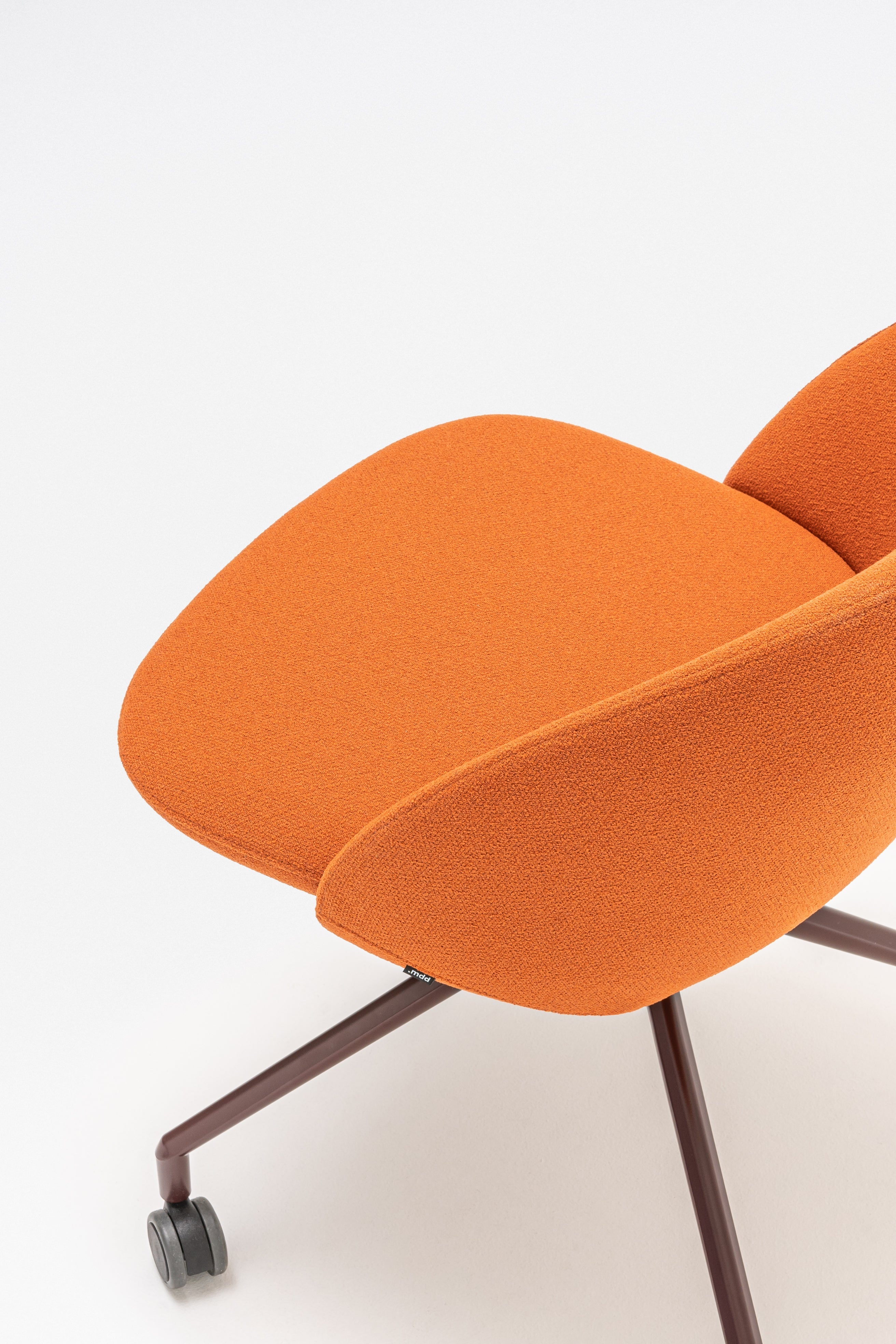 Otočný kreslo s nízkym operadlom PARALEL, kovová základňa s kolieskami na mäkký povrch