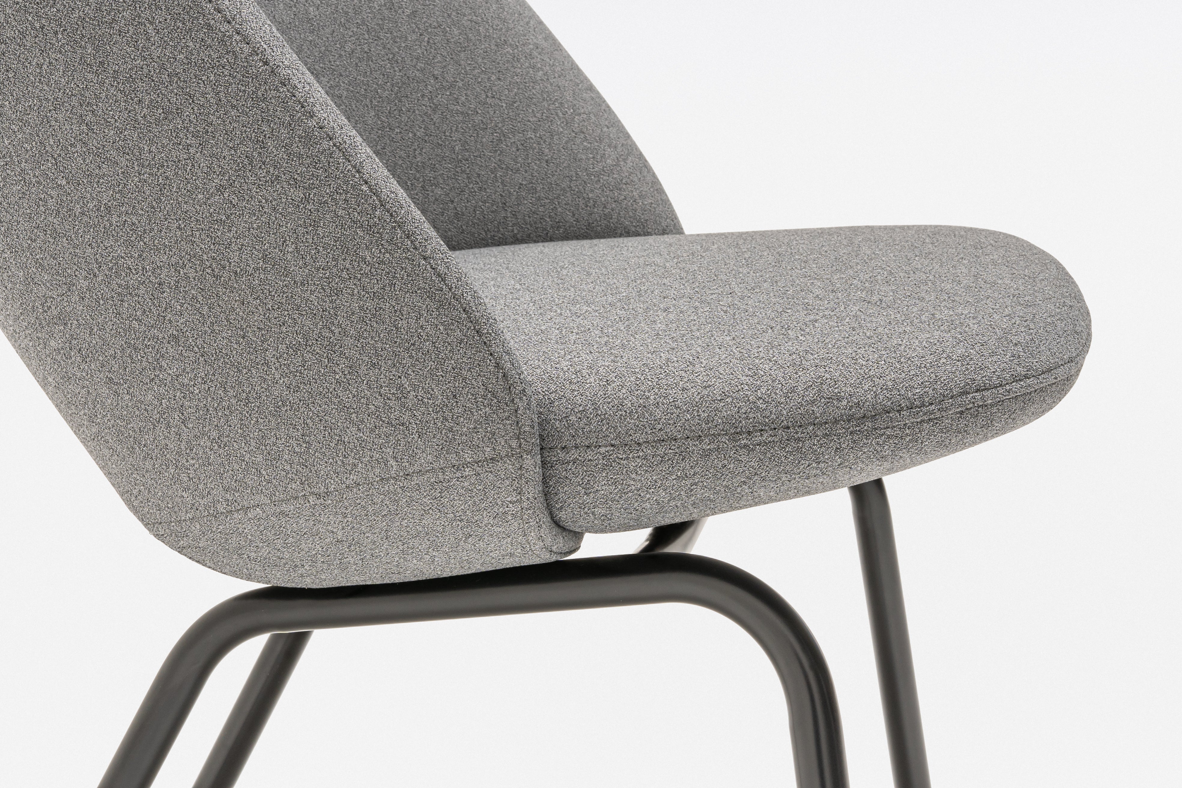 Fotel z wysokim oparciem PARALEL podstawa czworonożna