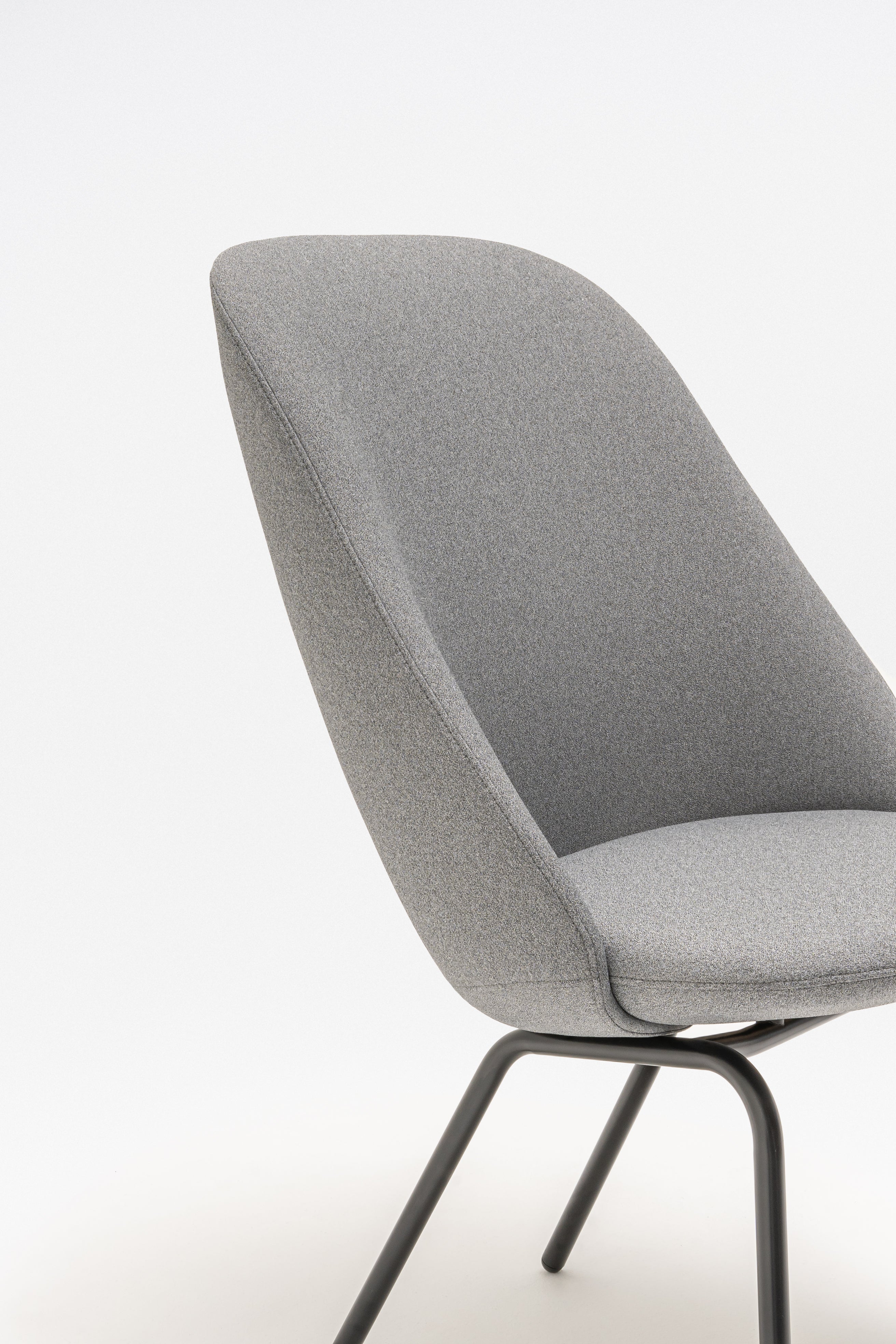 Fotel z wysokim oparciem PARALEL podstawa czworonożna