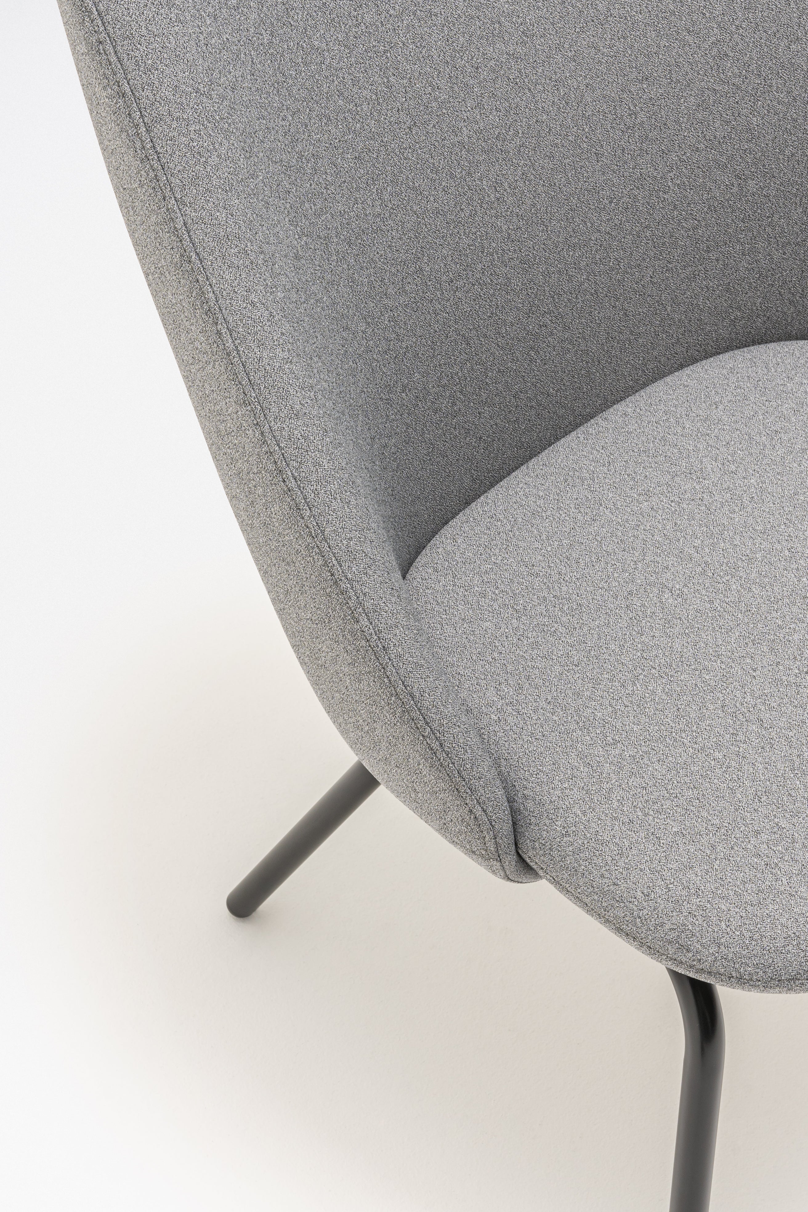 Fotel z wysokim oparciem PARALEL podstawa czworonożna