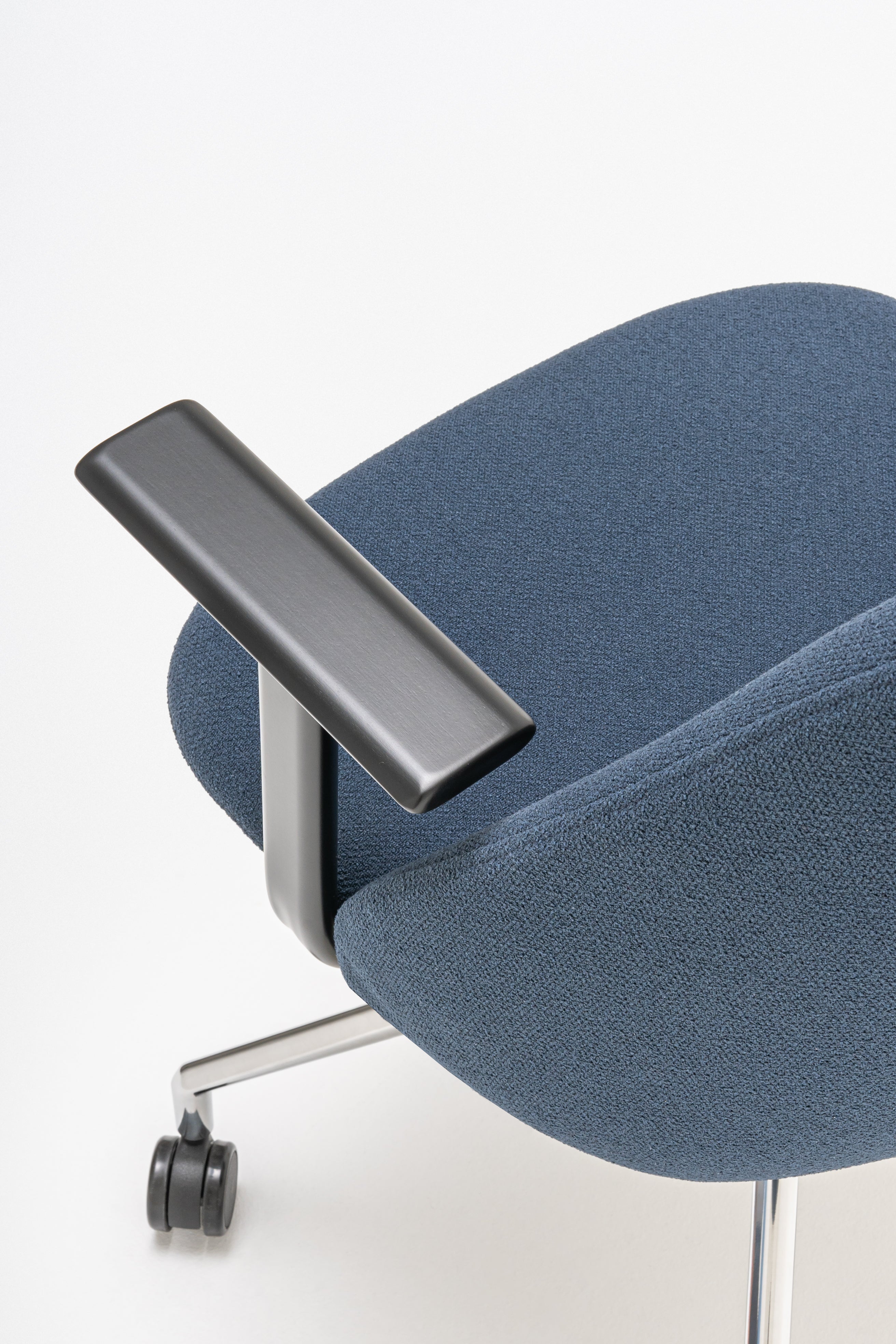 Kreslo s vysokým operadlom PARALEL leštené hliník