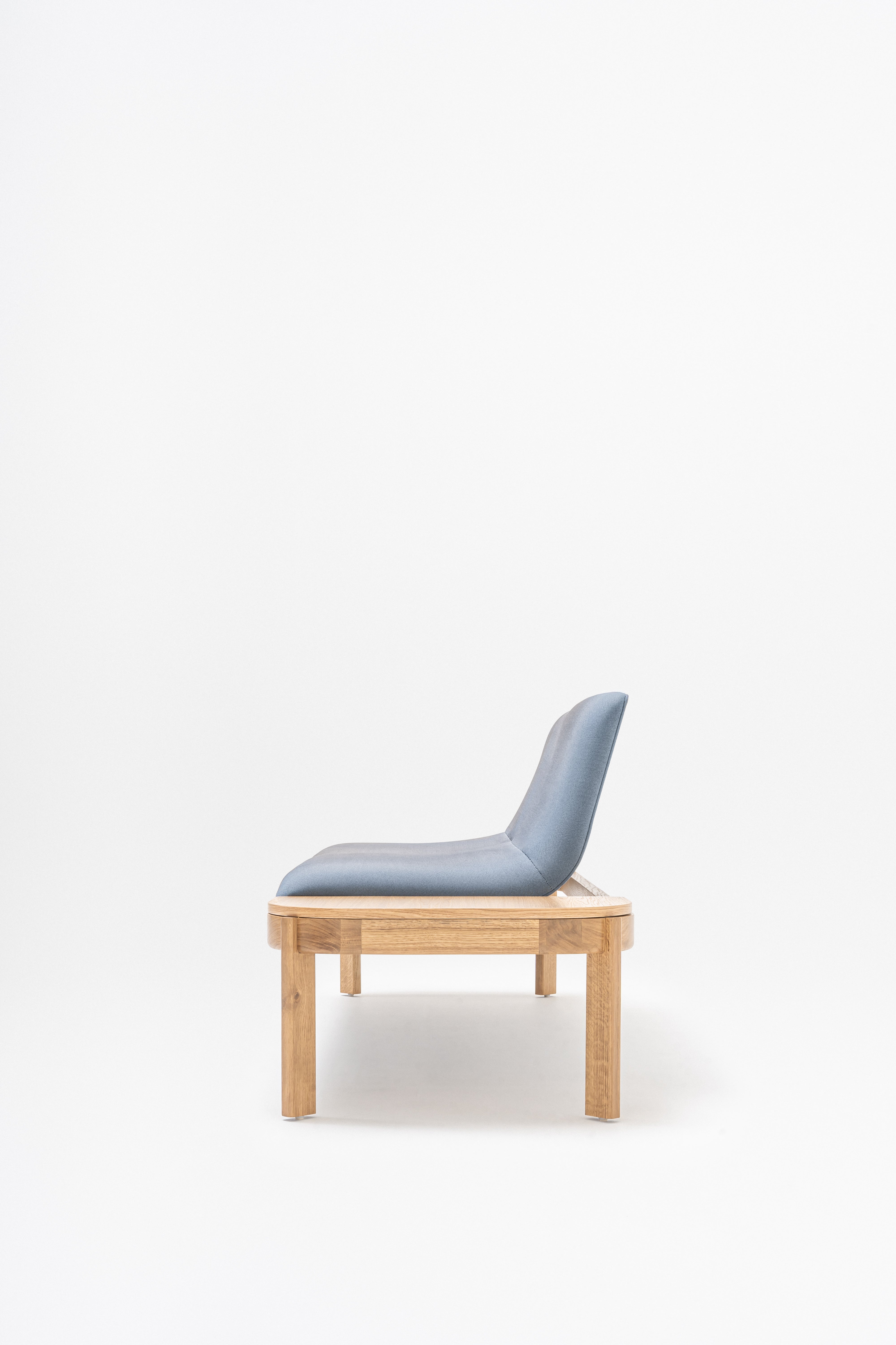 Čalúnená lavička s opierkou RAMP, drevená základňa