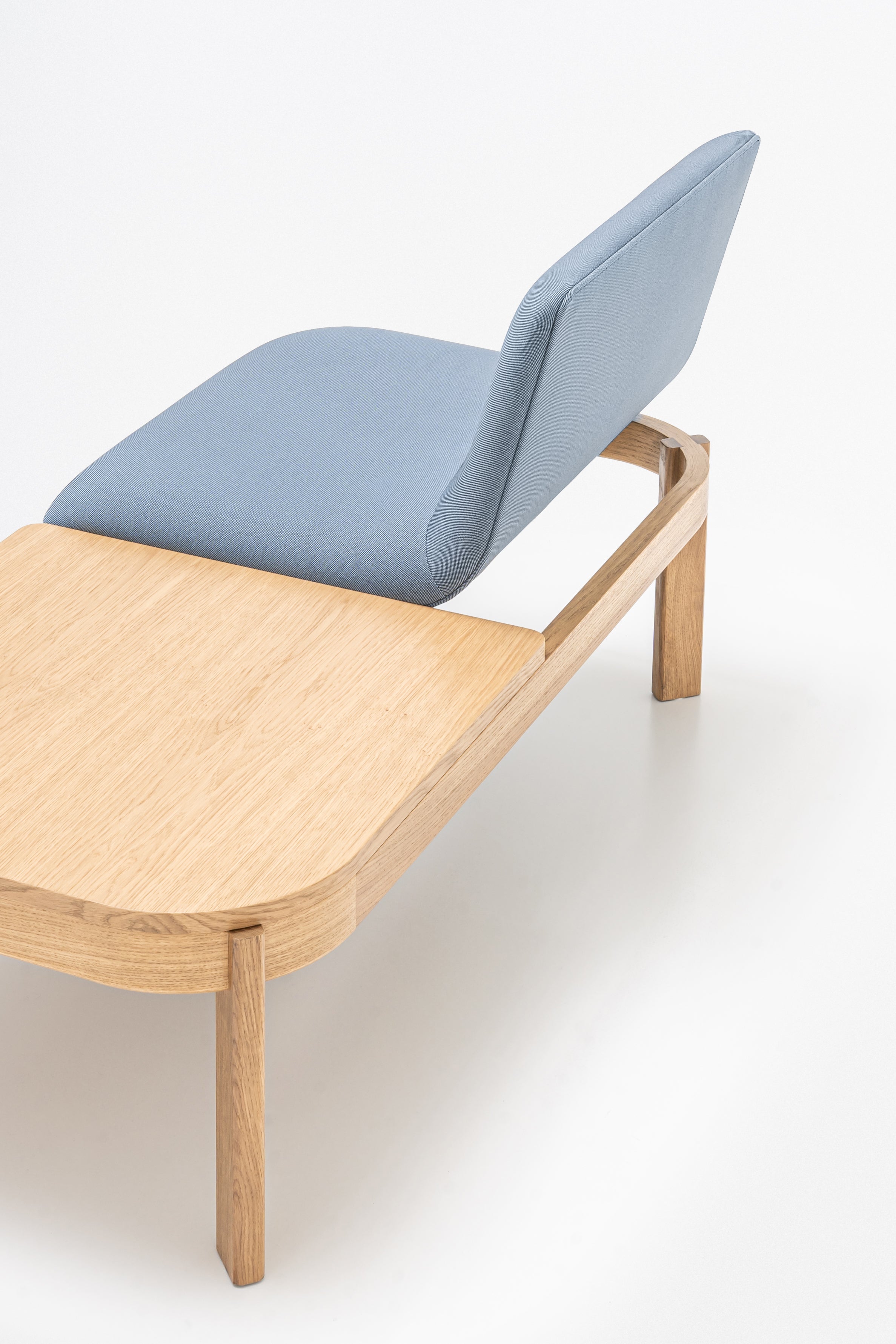 Čalúnená lavička s opierkou RAMP, drevená základňa