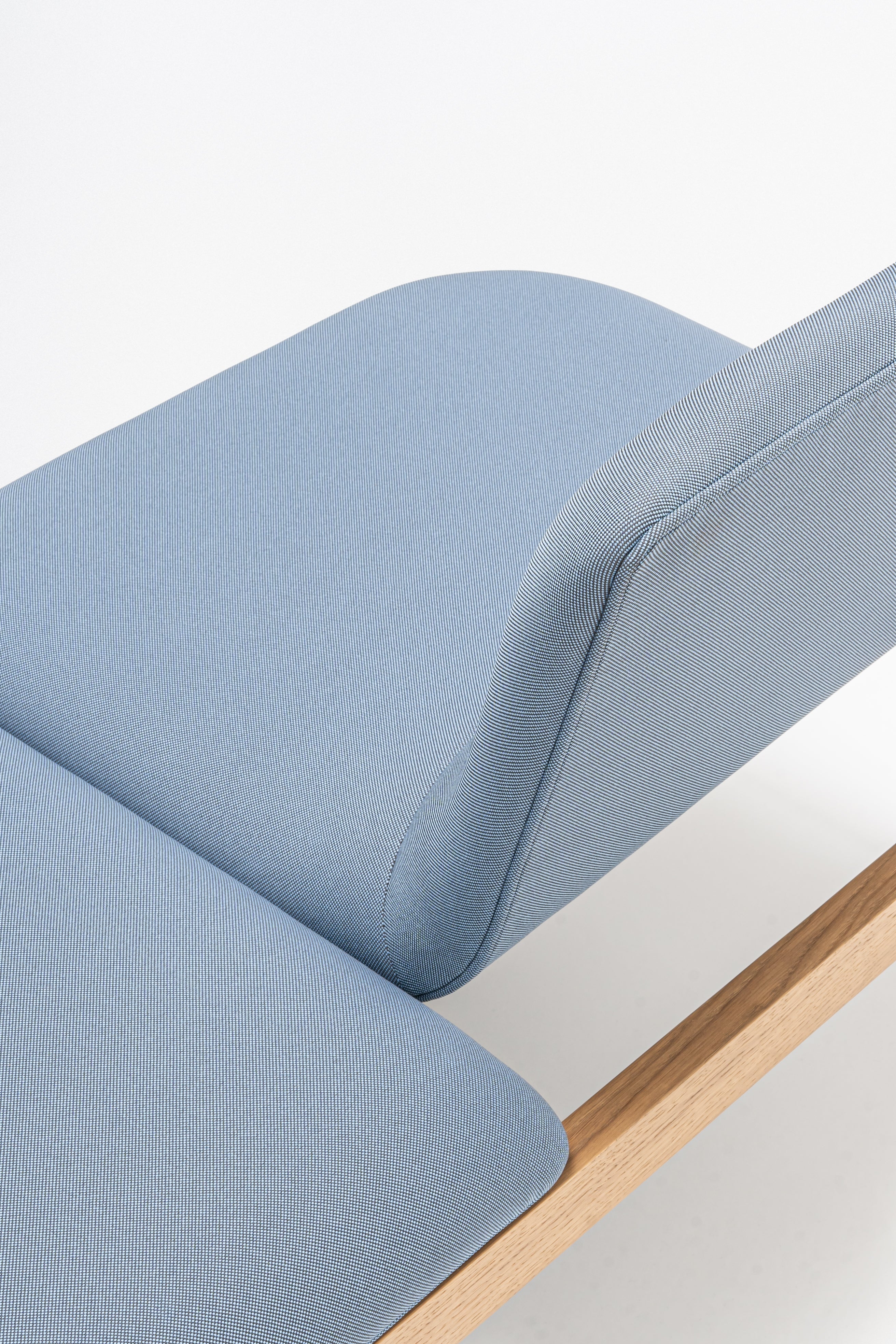 Čalúnená lavička s opierkou RAMP, drevená základňa