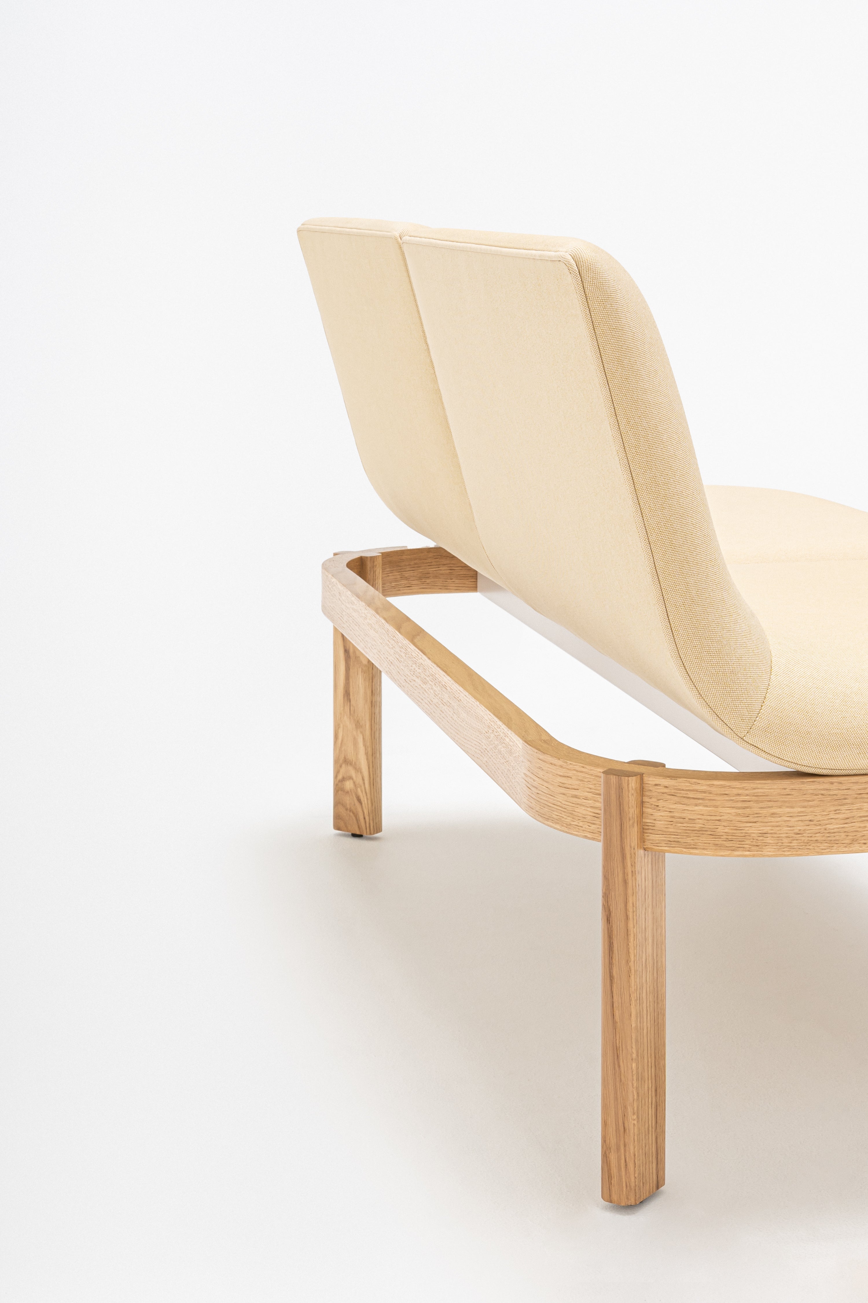 Čalúnená lavička s opierkou RAMP, drevená základňa