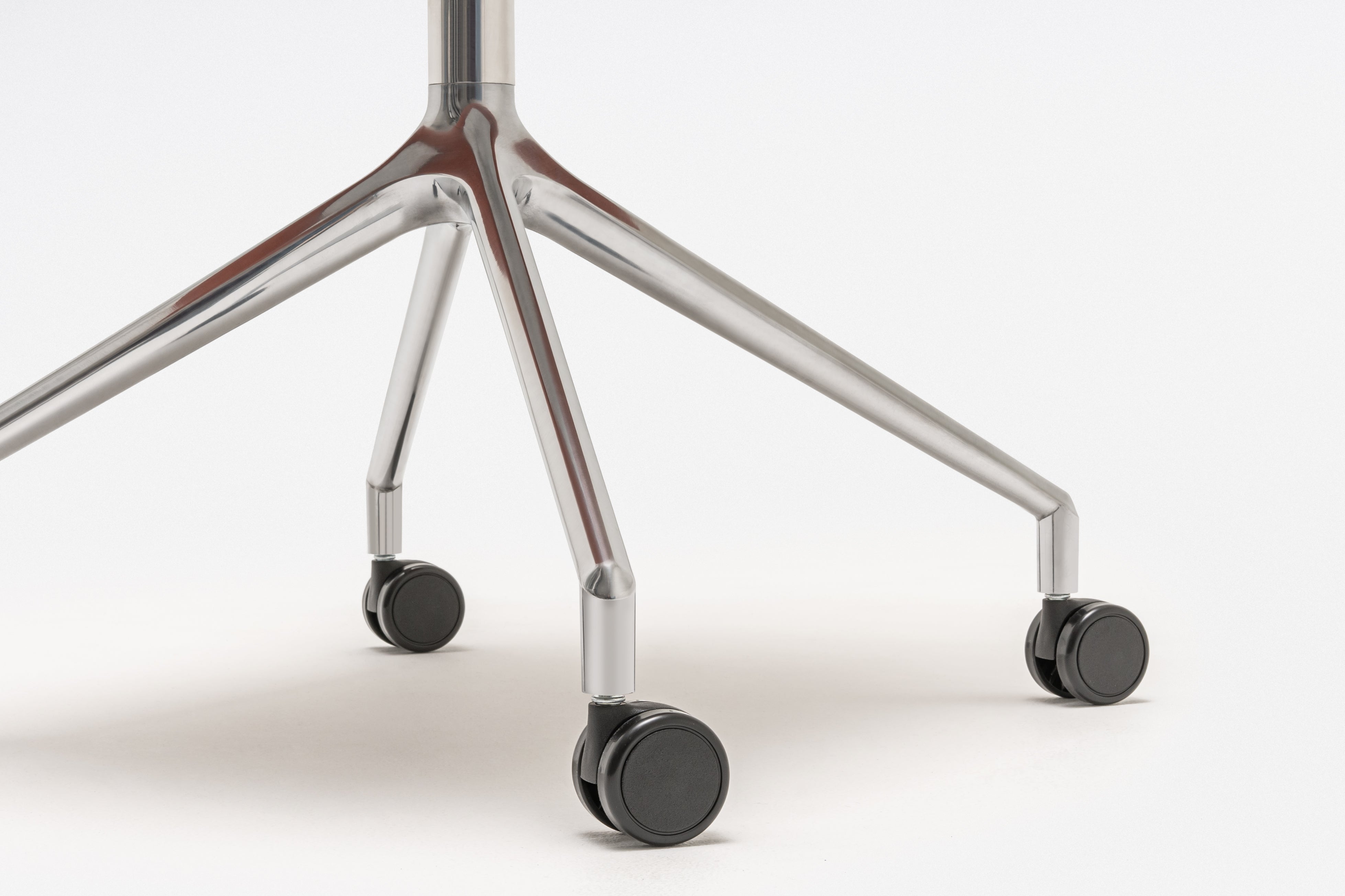 Otočné kreslo ULTI leštené hliníkové