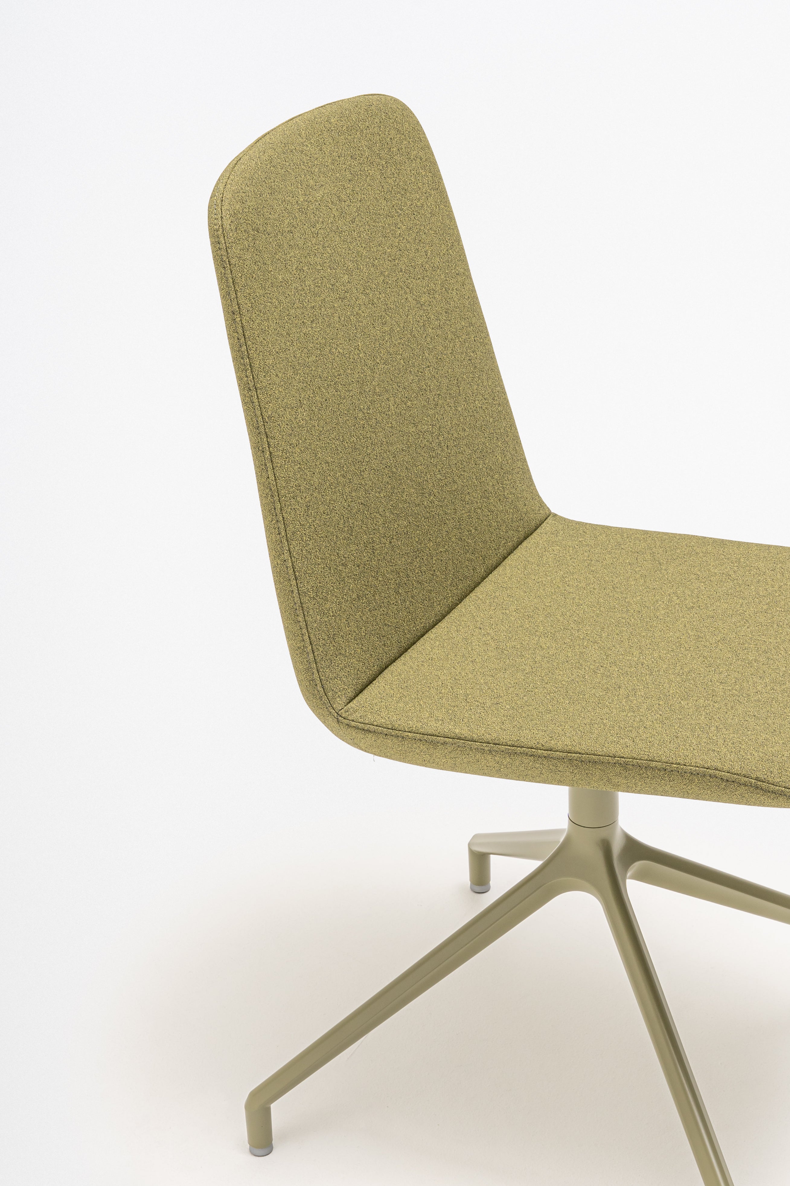 Otáčacie kreslo ULTI s hliníkovým podstavcom