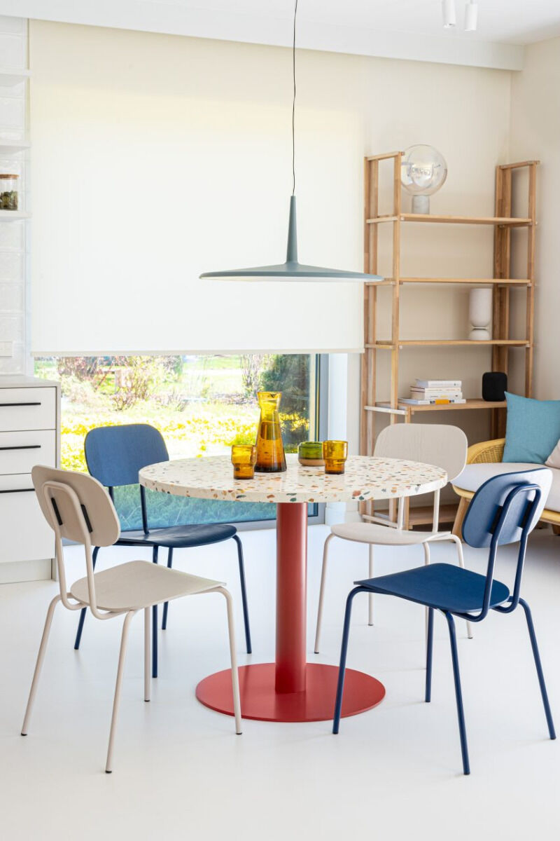 Stolička NEW SCHOOL s tehlovou základňou