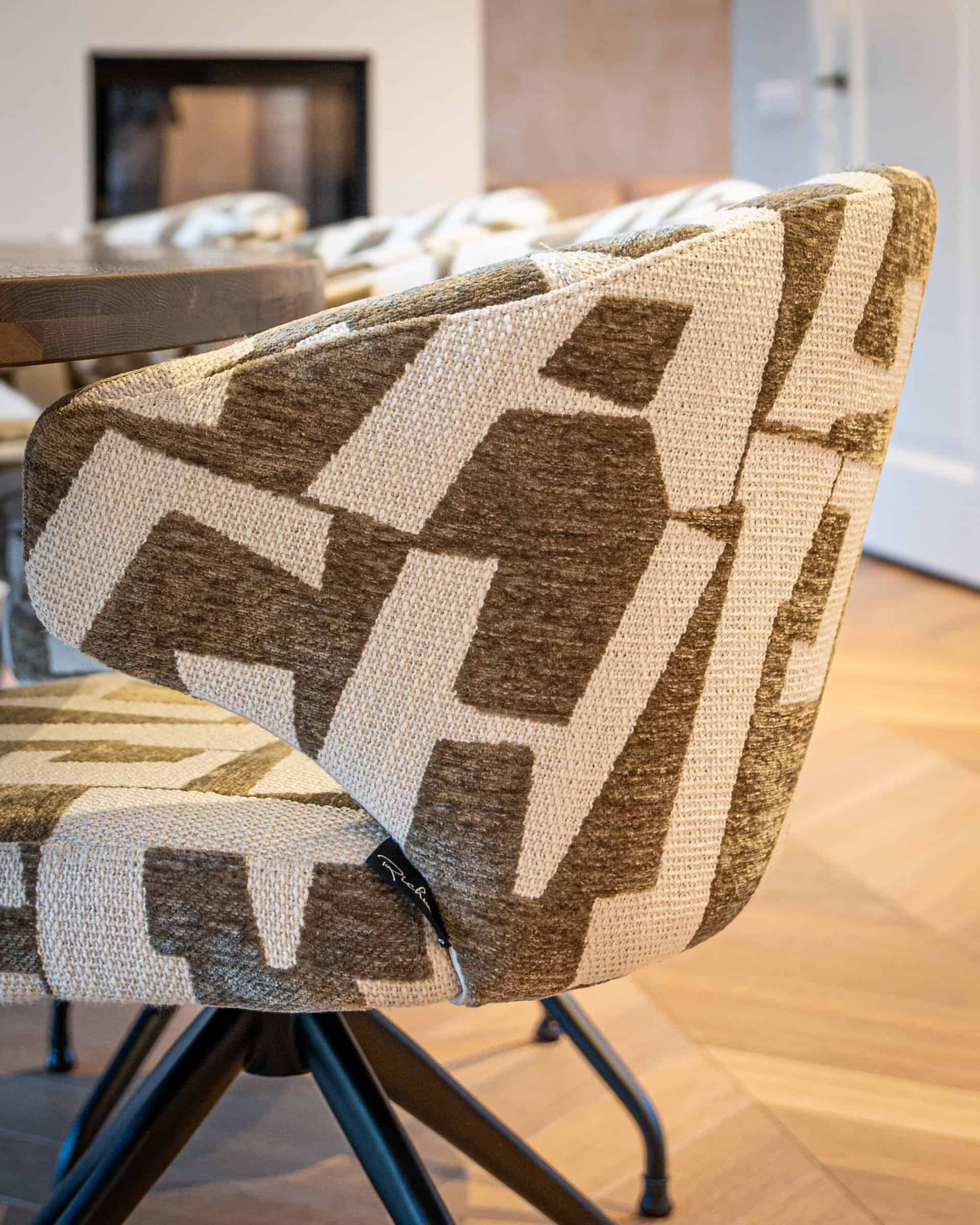 Otočné kreslo MILLY béžové s hnedým a čiernym podstavcom