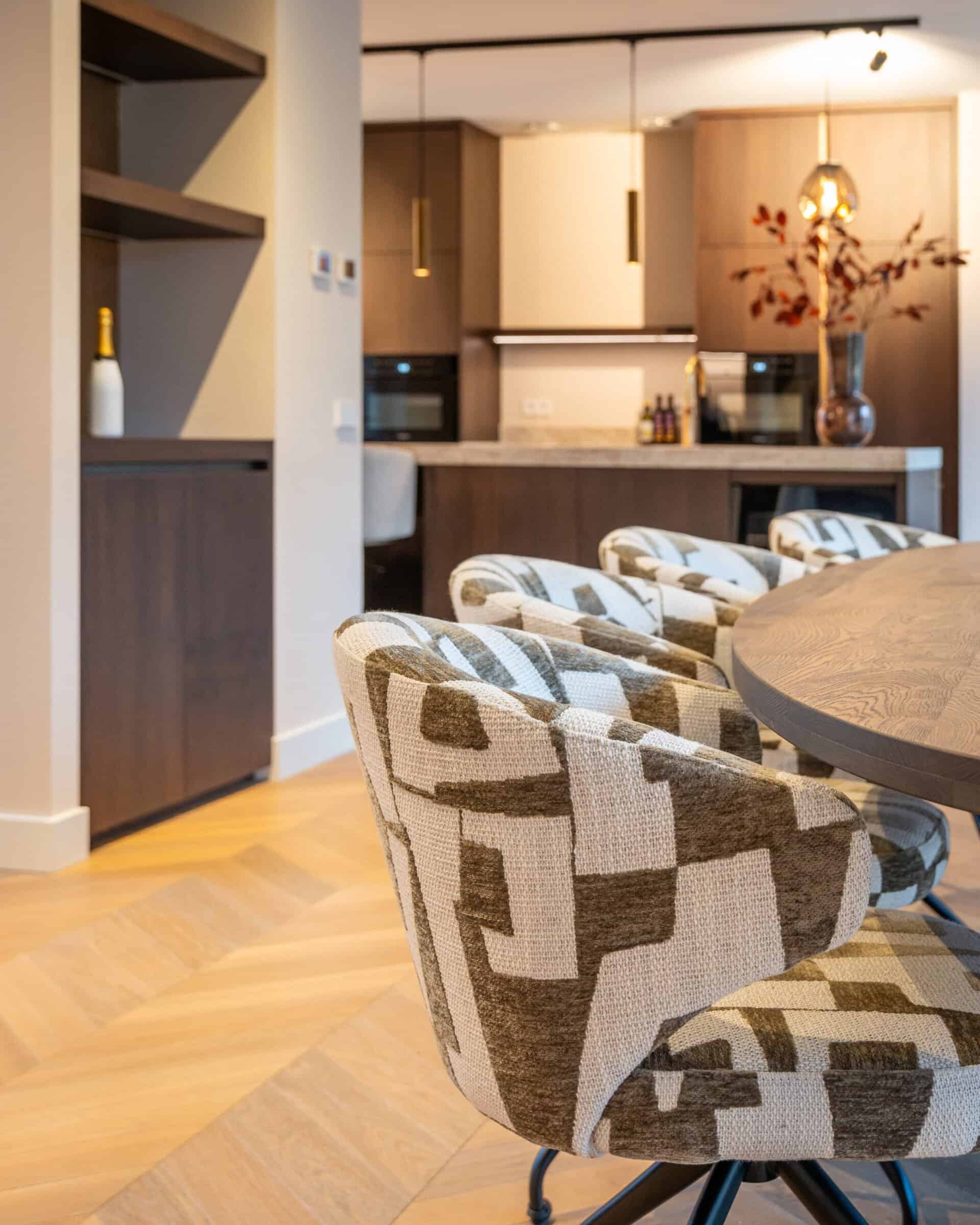 Otočné kreslo MILLY béžové s hnedým a čiernym podstavcom