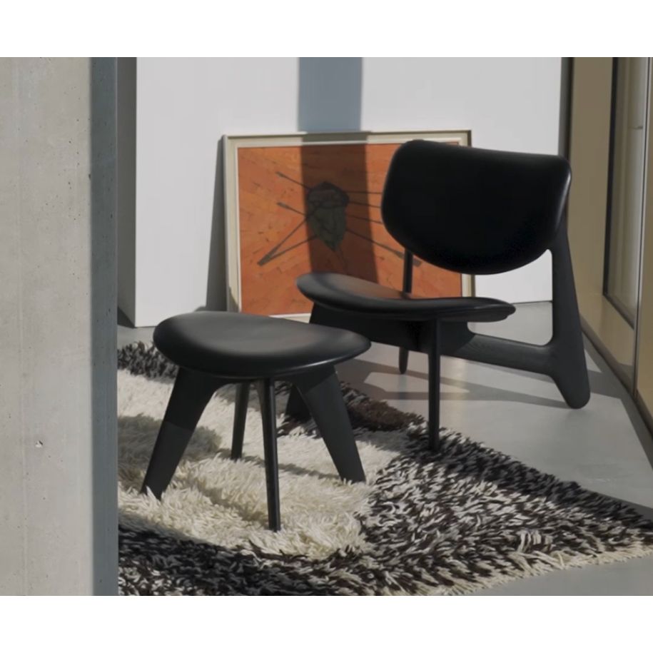 Fotel SLAB čierna koža s čiernym dubovým podstavcom