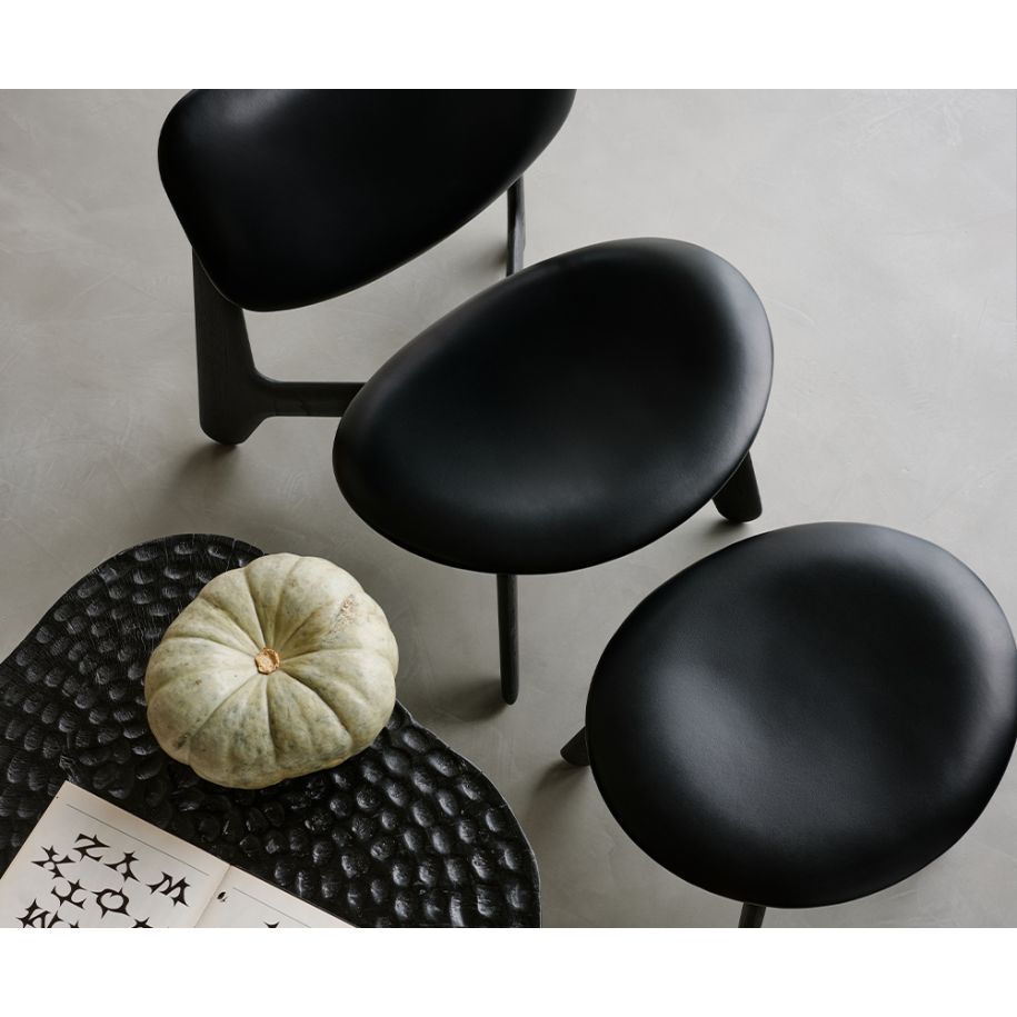 Podnožník SLAB čierna koža s čiernym dubovým podstavcom