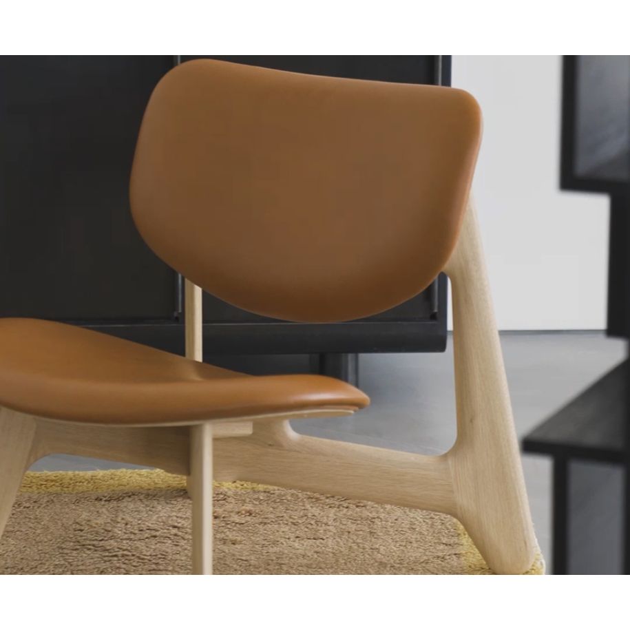 Fotel SLAB z koňakovou kožou a dubovou základňou